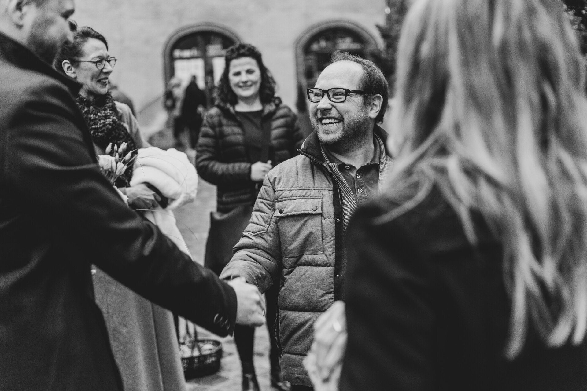 Freund gratuliert zur Hochzeit Auf diesem Foto sieht man, wie der Freund zur Hochzeit gratuliert