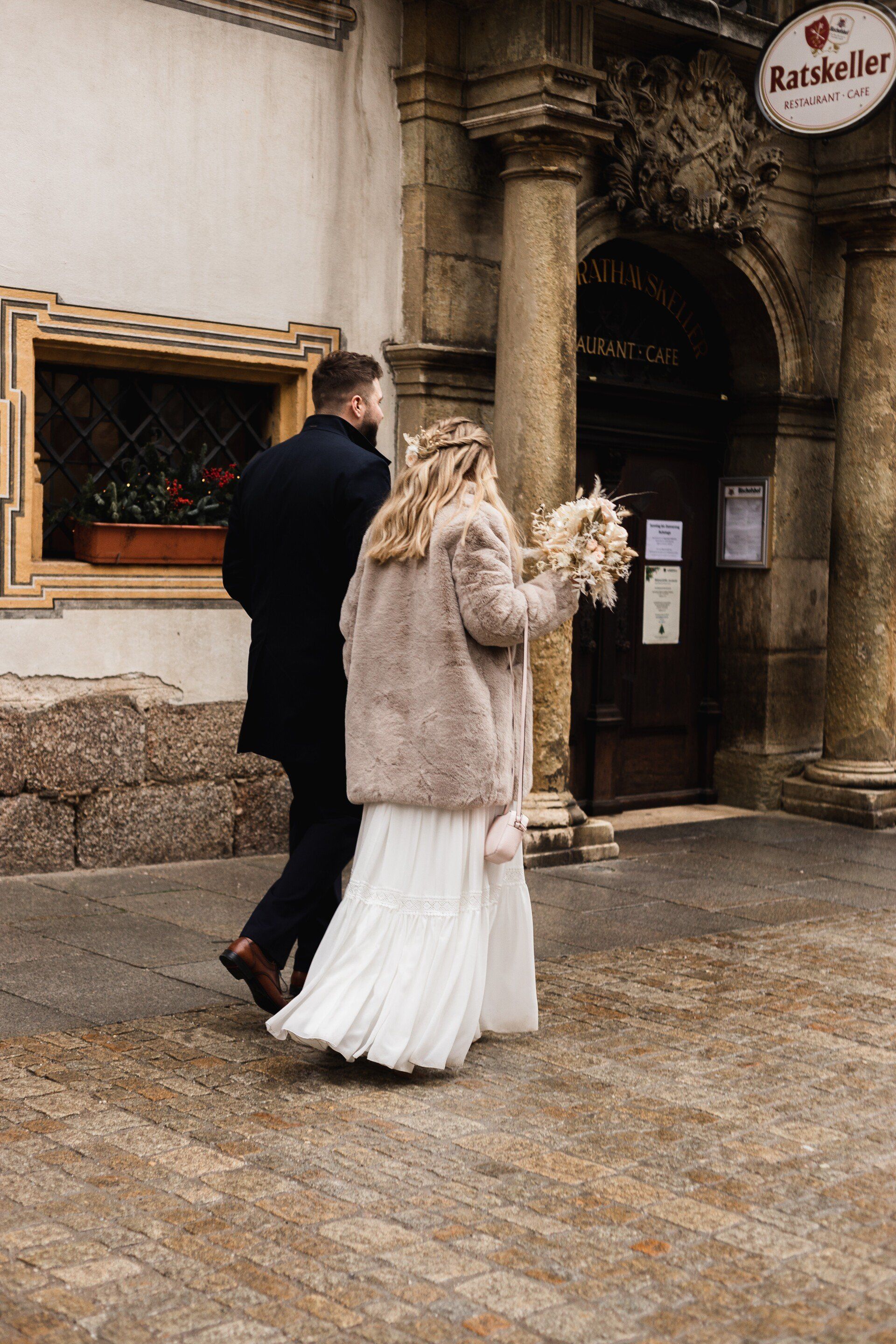 Auf diesem Foto spaziert das Brautpaar durch Regensburg