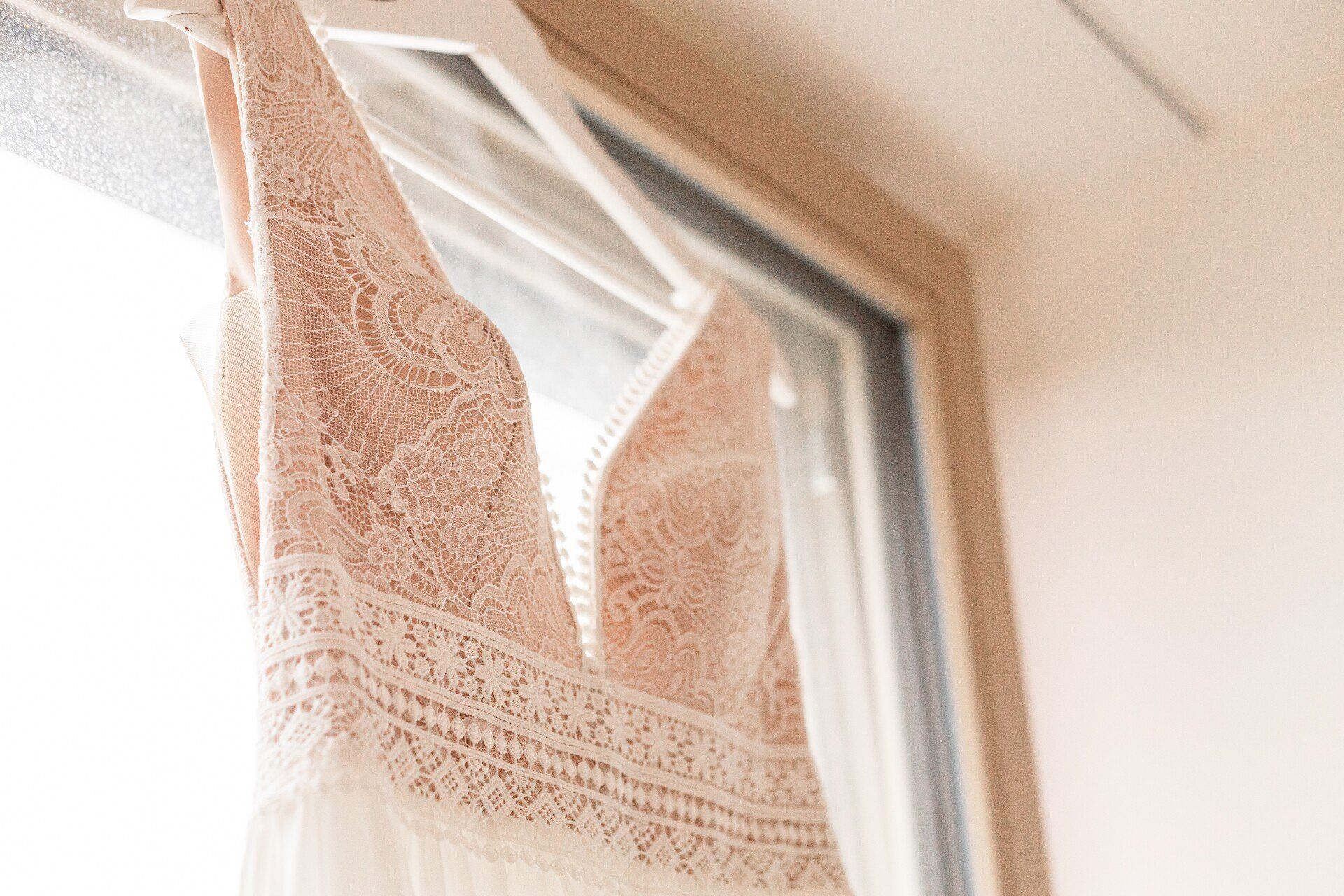 Auf diesem Foto sieht man die Details eines Brautkleides