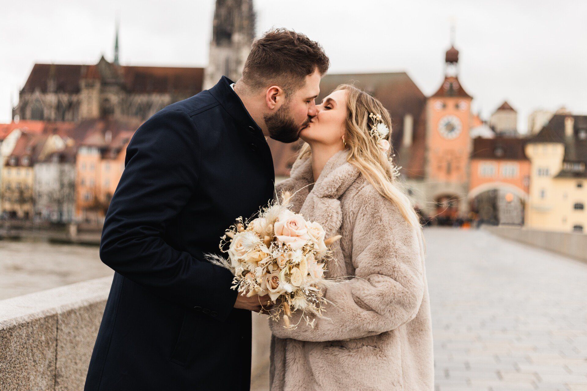 Ehepaar küsst sich am Hochzeitstag Auf dem Foto küsst sich das Ehepaar