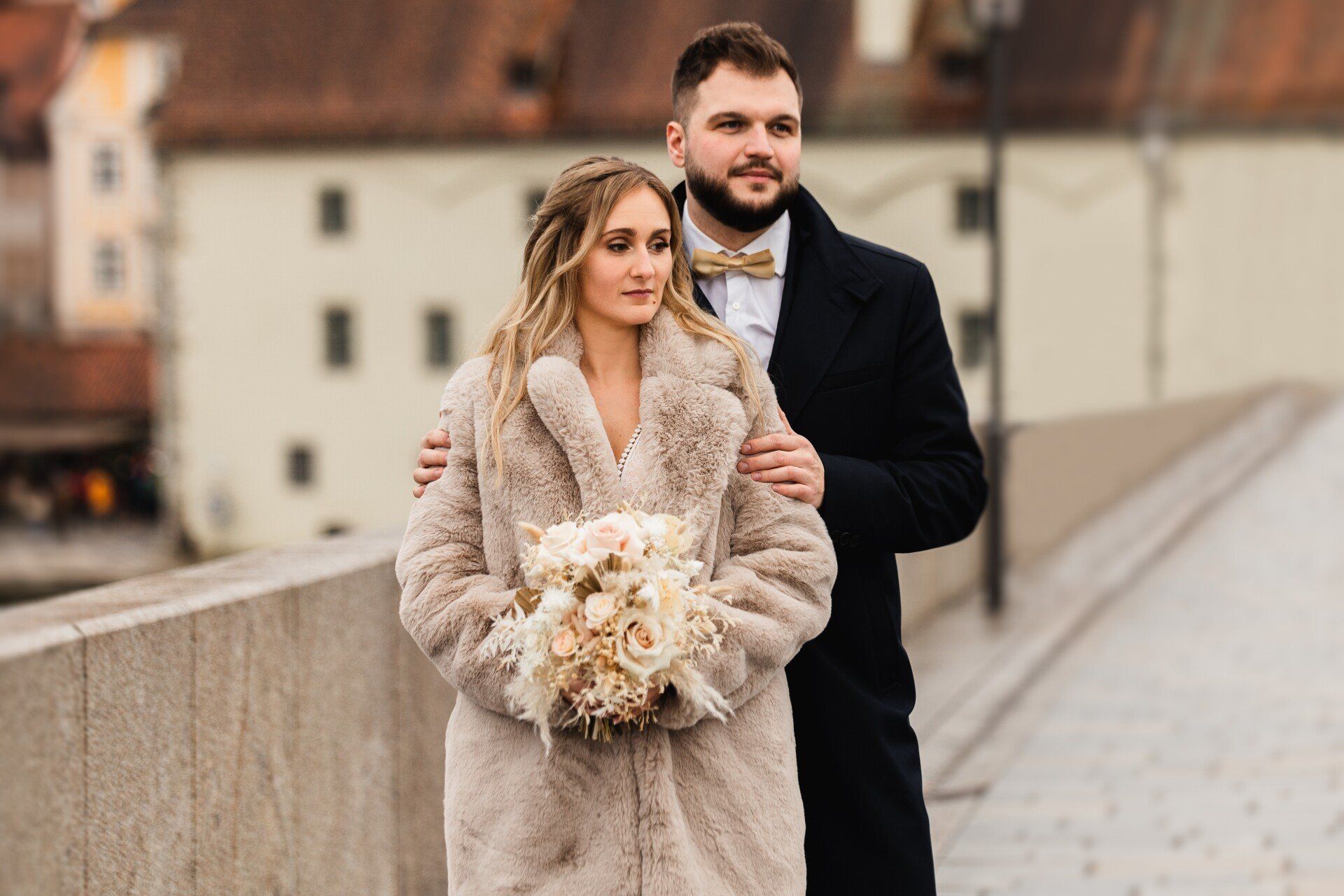 Ehepaar auf Brücke Auf diesem Foto steht ein Ehepaar auf der Brücke