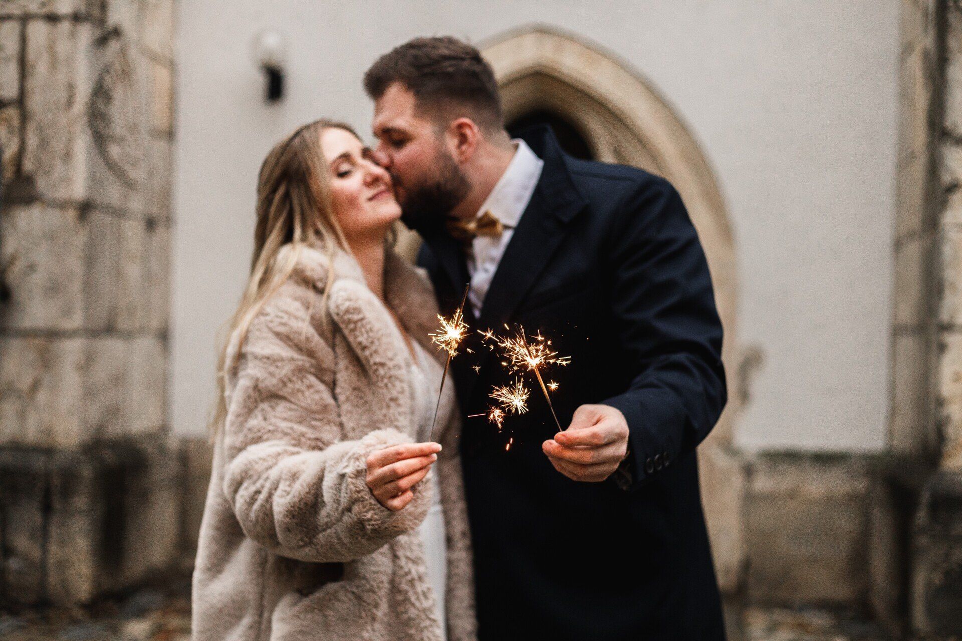 Brautpaar im Winter Auf diesem Foto sieht man ein Brautpaar an der Winterhochzeit