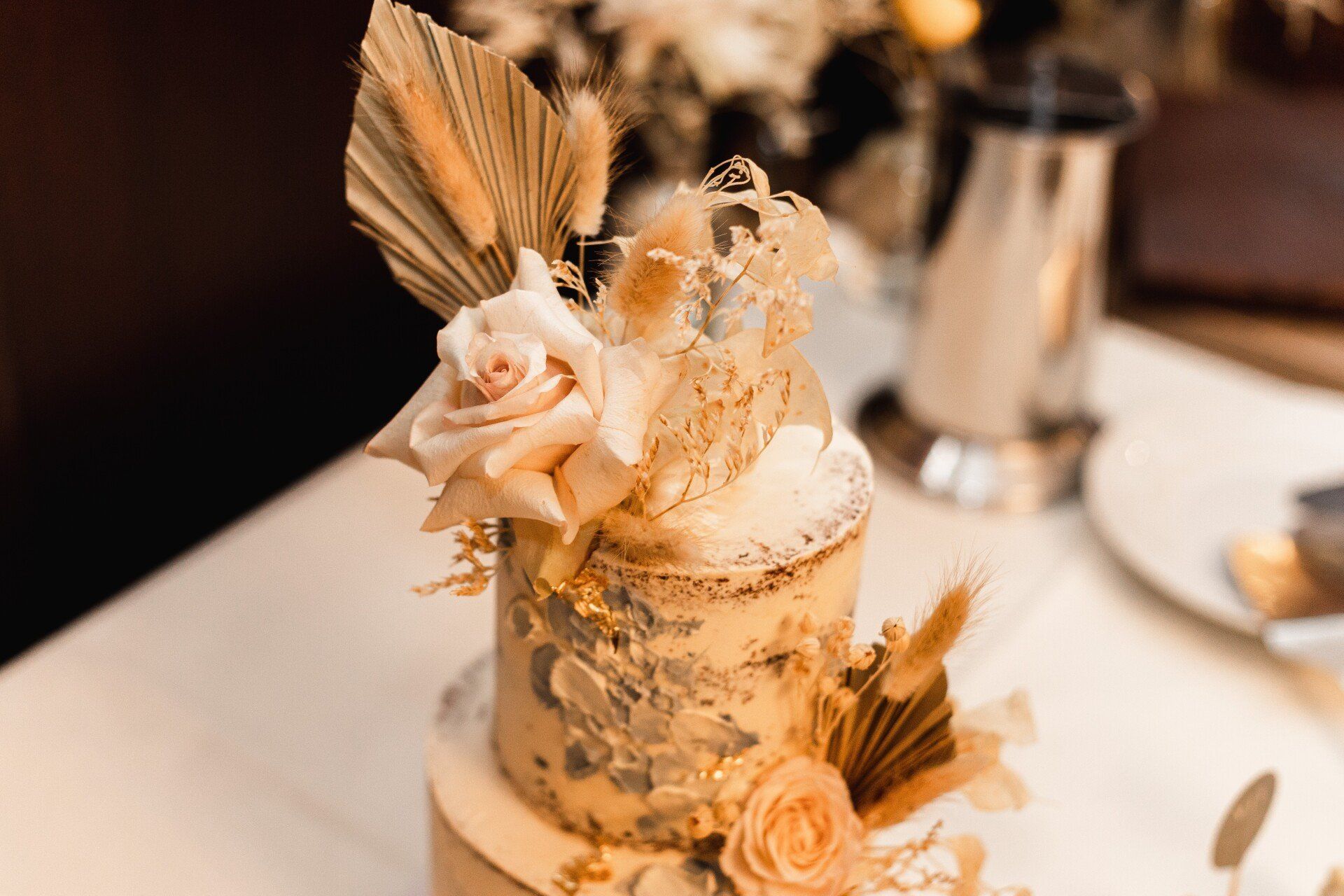 Hochzeitstorte mit Blumen Auf diesem Foto sieht man die Hochzeitstorte