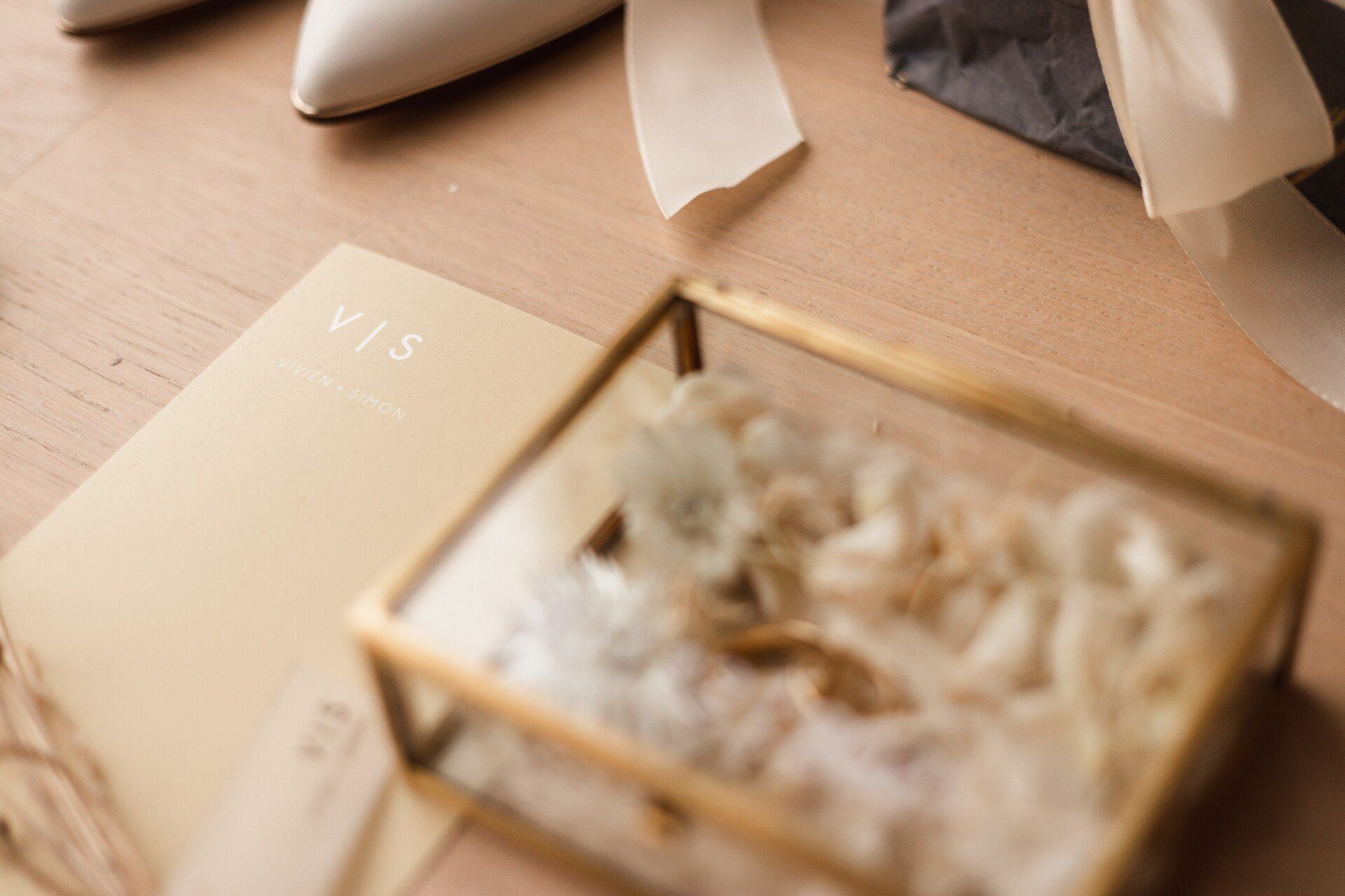 Auf diesem Foto wurden Hochzeitsdetails fotografisch festgehalten