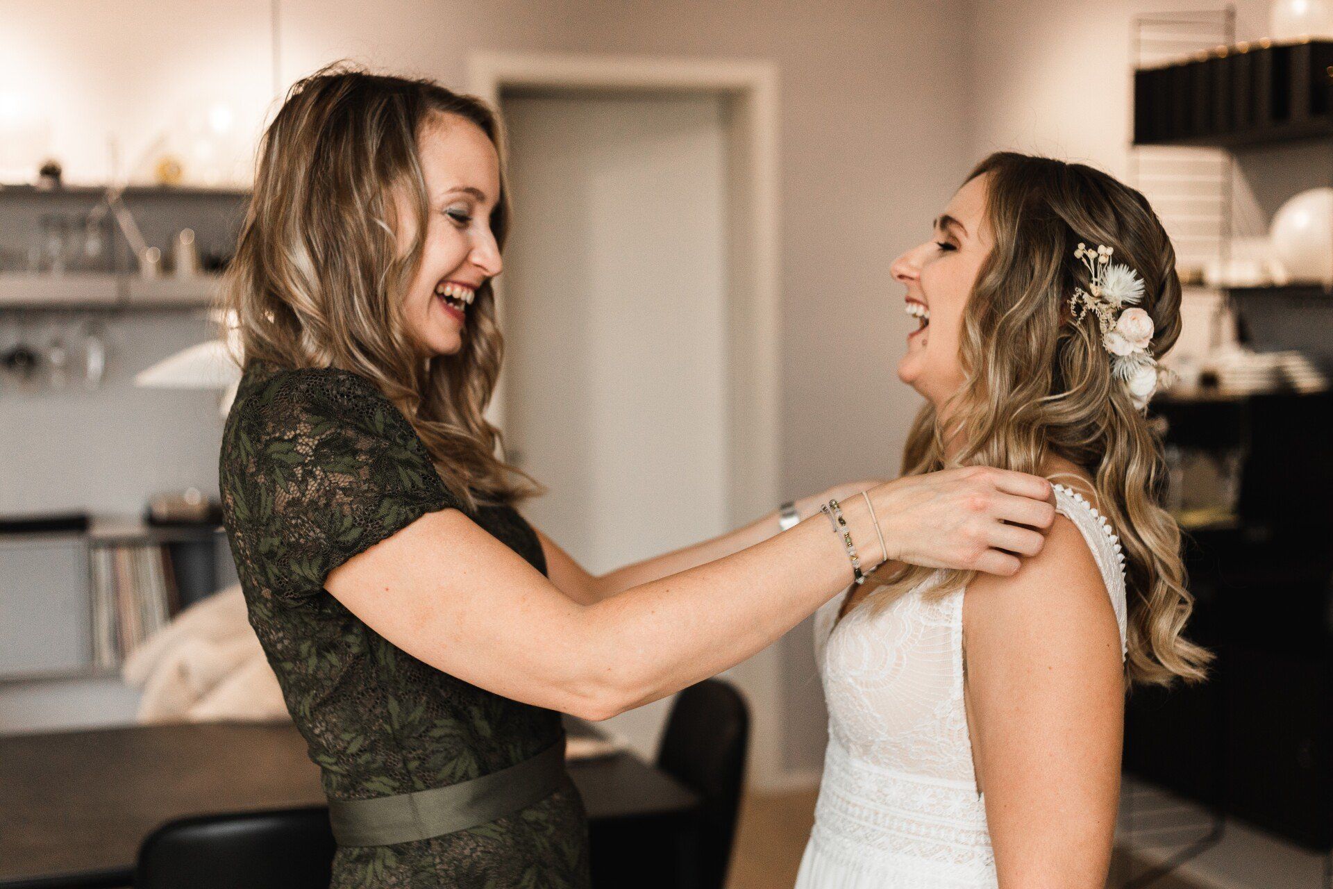 Braut mit Trauzeugin Auf diesem Bild lachen sich Braut und Trauzeugin an
