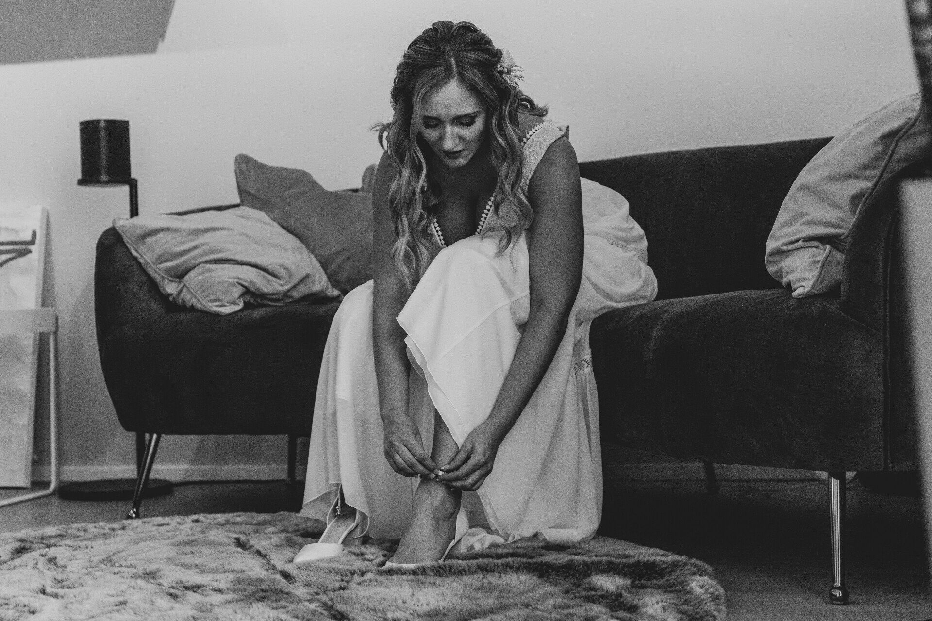 Anlegen der Schuhe Die Braut ist hier beim Schuhe anlegen zu sehen