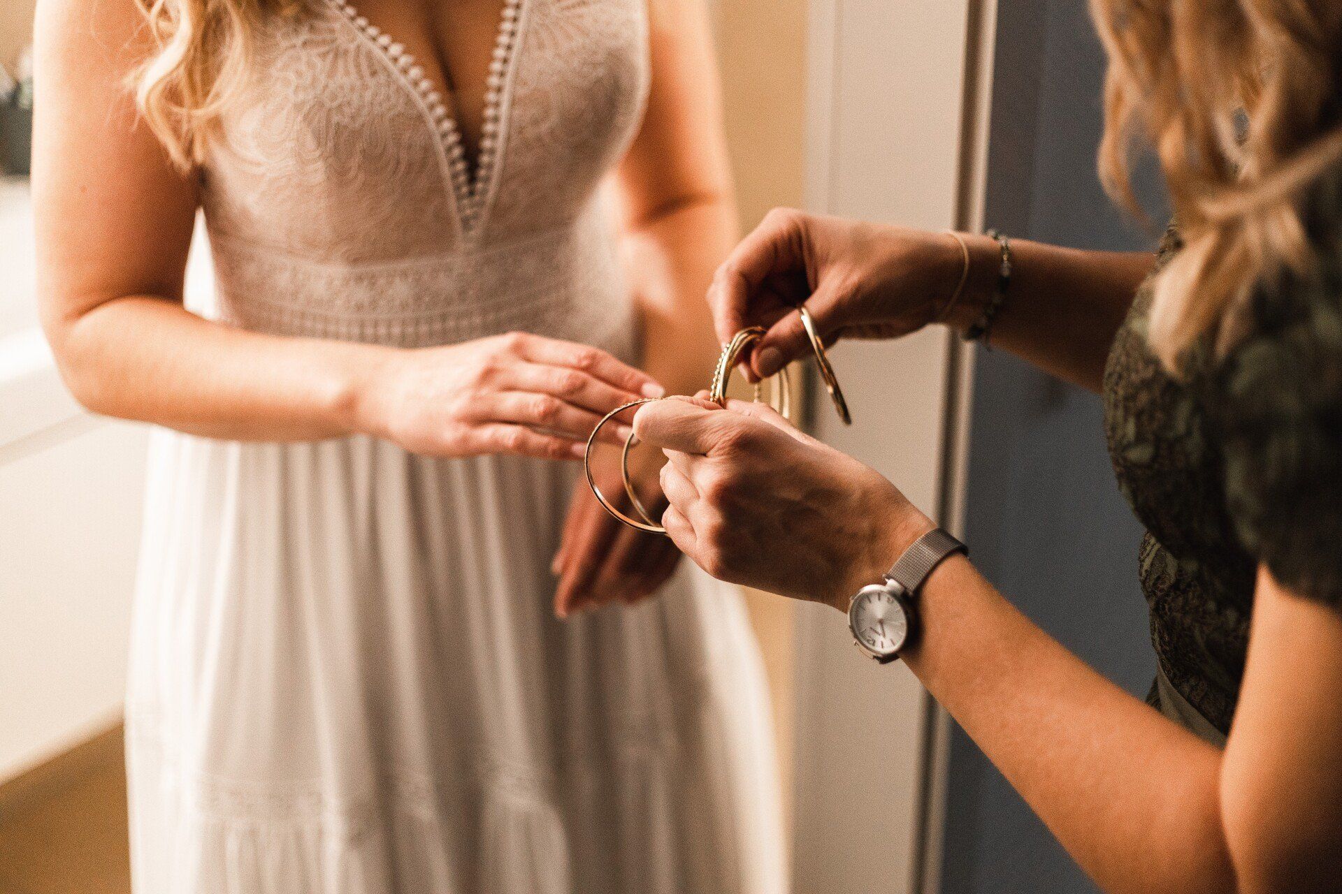 Schmuck an der Hochzeit Auf diesem Foto zieht sich die Braut Schmuck an