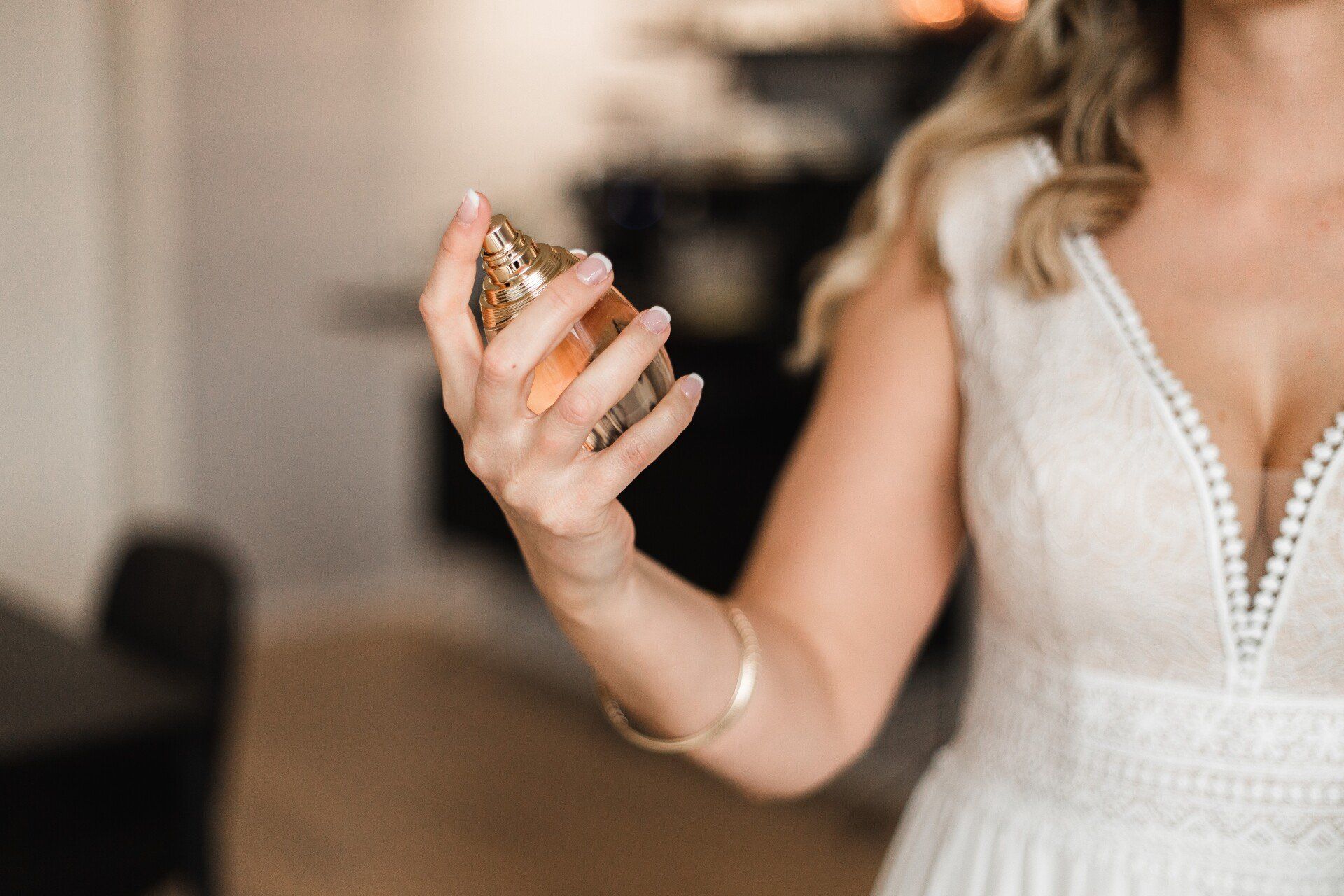 Auf diesem Foto sprüht die Braut Parfüm