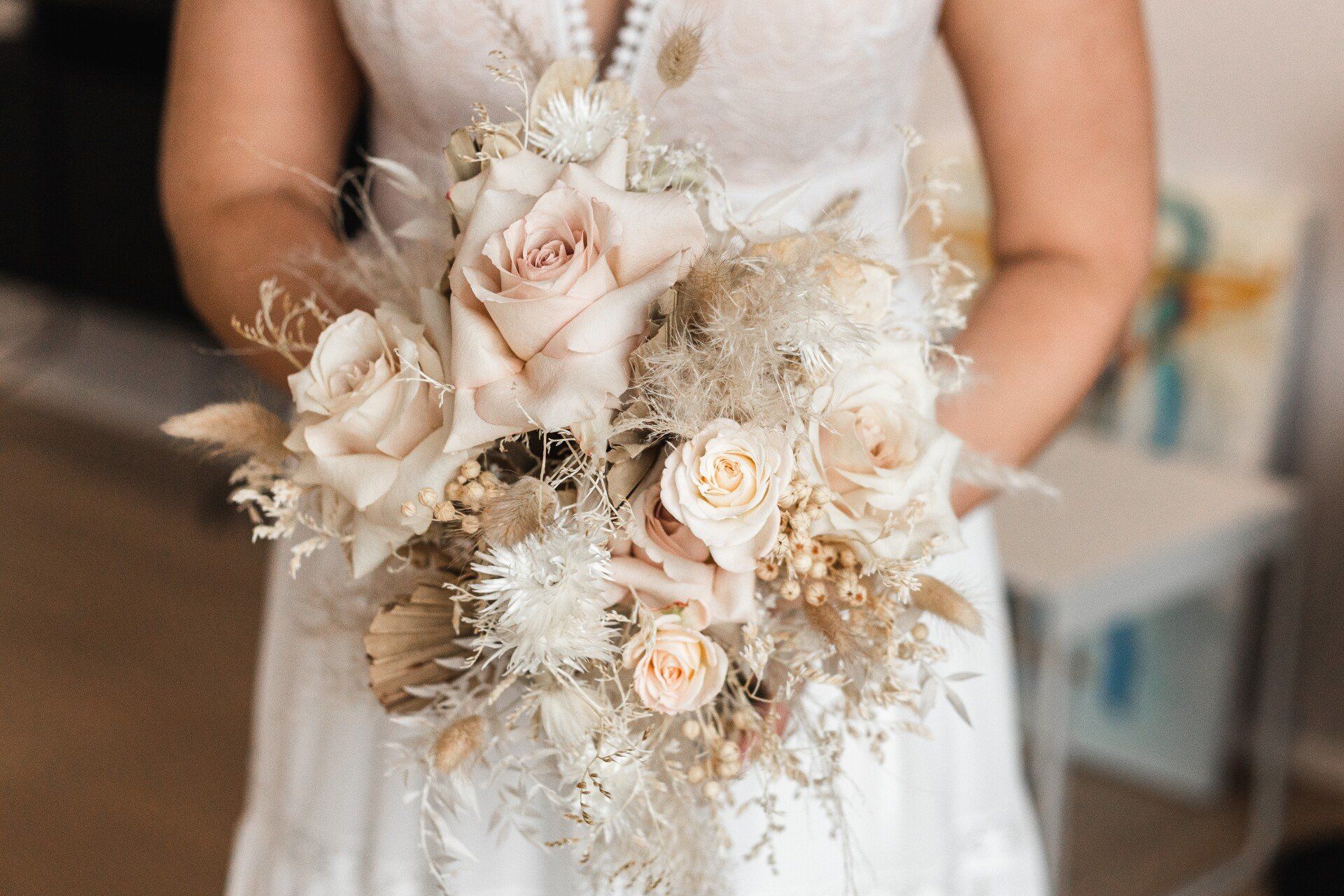 Brautstrauß aus Trockenblumen Auf diesem Bild sieht man die Braut mit ihrem Brautstrauß