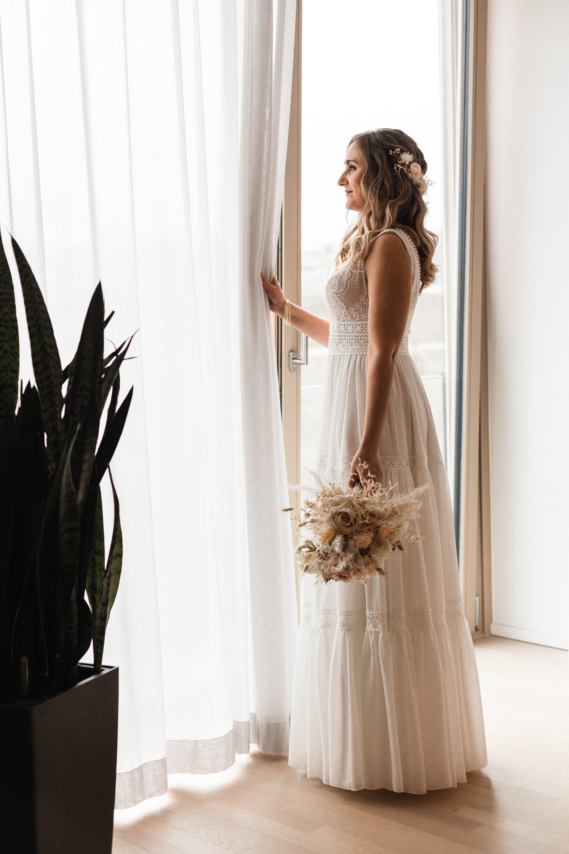 Braut am Fenster Auf diesem Foto steht die Braut am Fenster