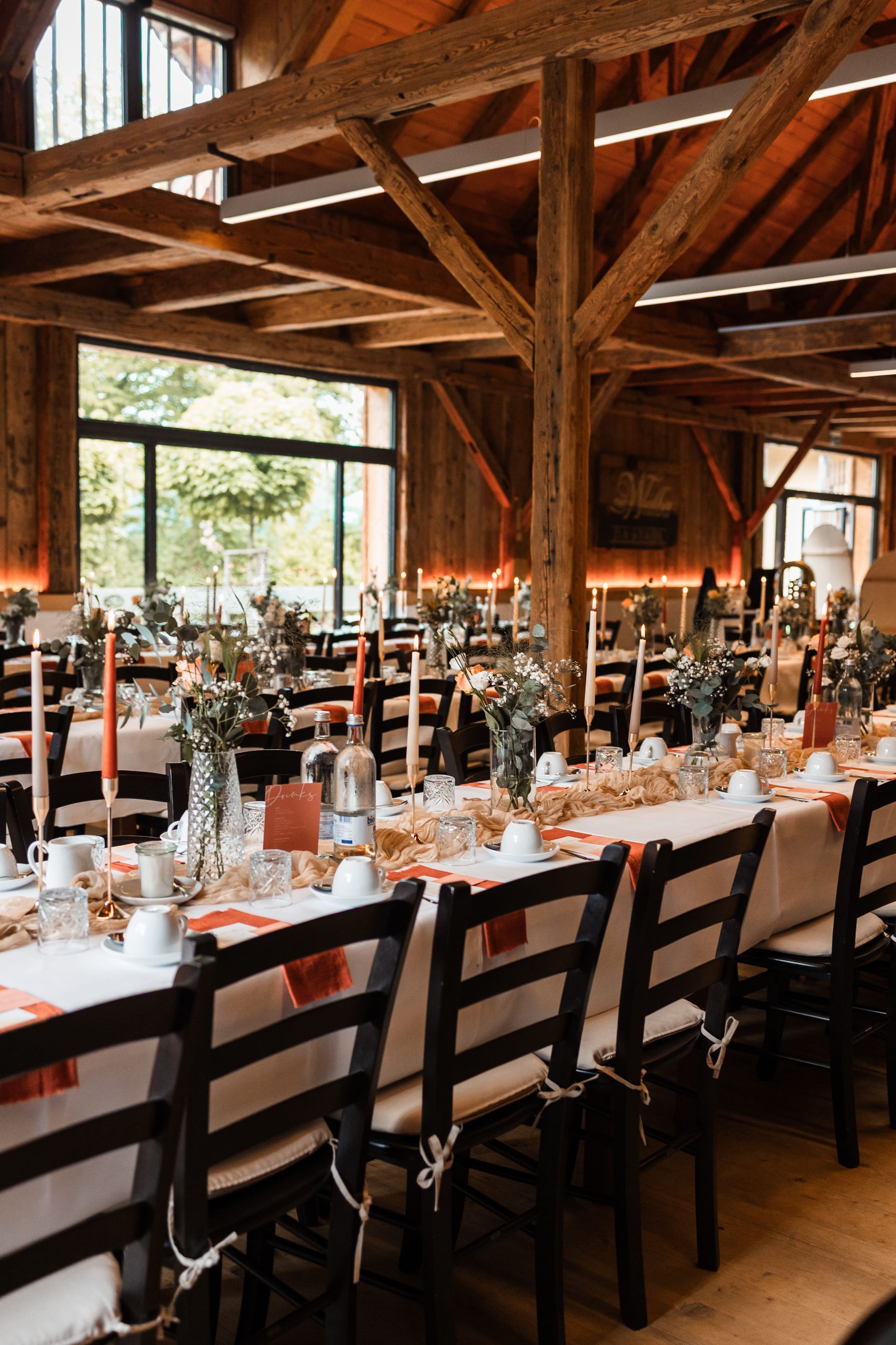 Auf diesem Foto sieht man die Gaststätte Röhrl mit dem dekorierten Innenraum