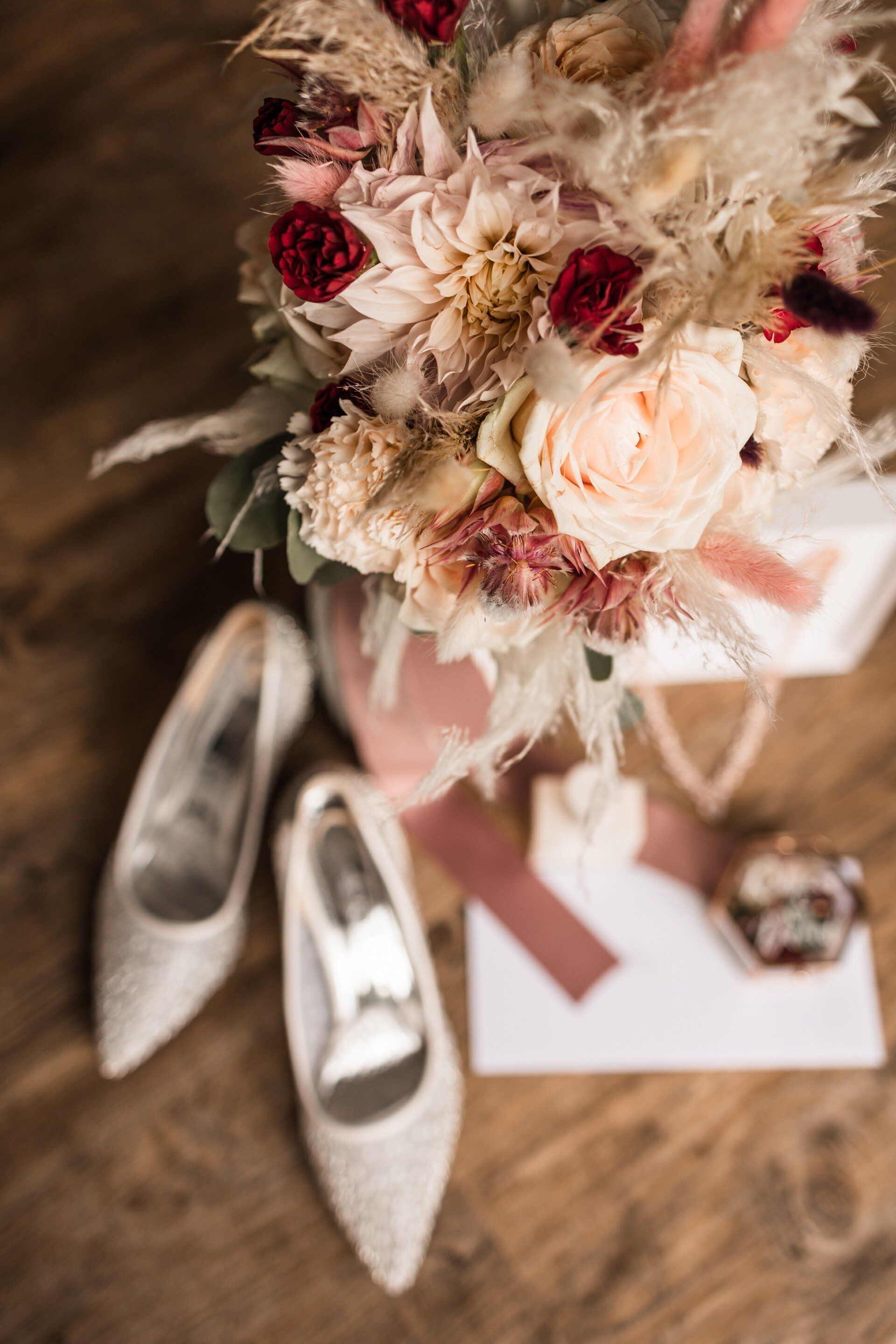 Auf dem Foto sieht man die Hochzeitsaccessoires