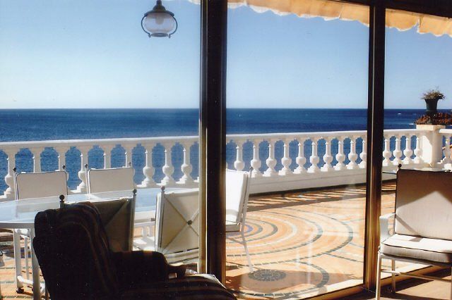 terrasse vue mer avec balustres blanches au mourillon à toulon