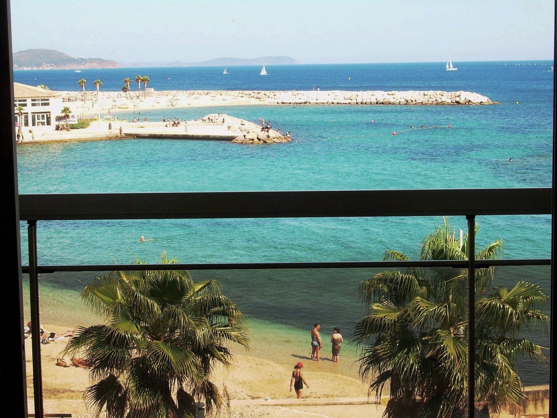 vue sur les plages depuis le balcon d'un appartement au mourillon