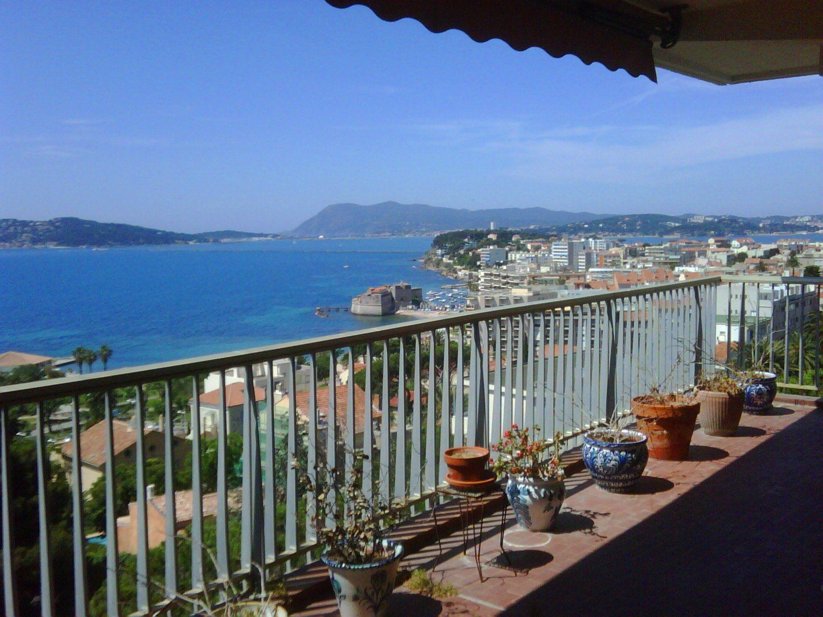 terrasse d'un appartement  vue mer au mourillon  à toulon