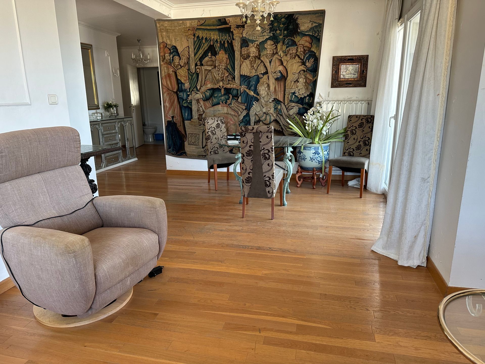 salon avec tapisserie bleue