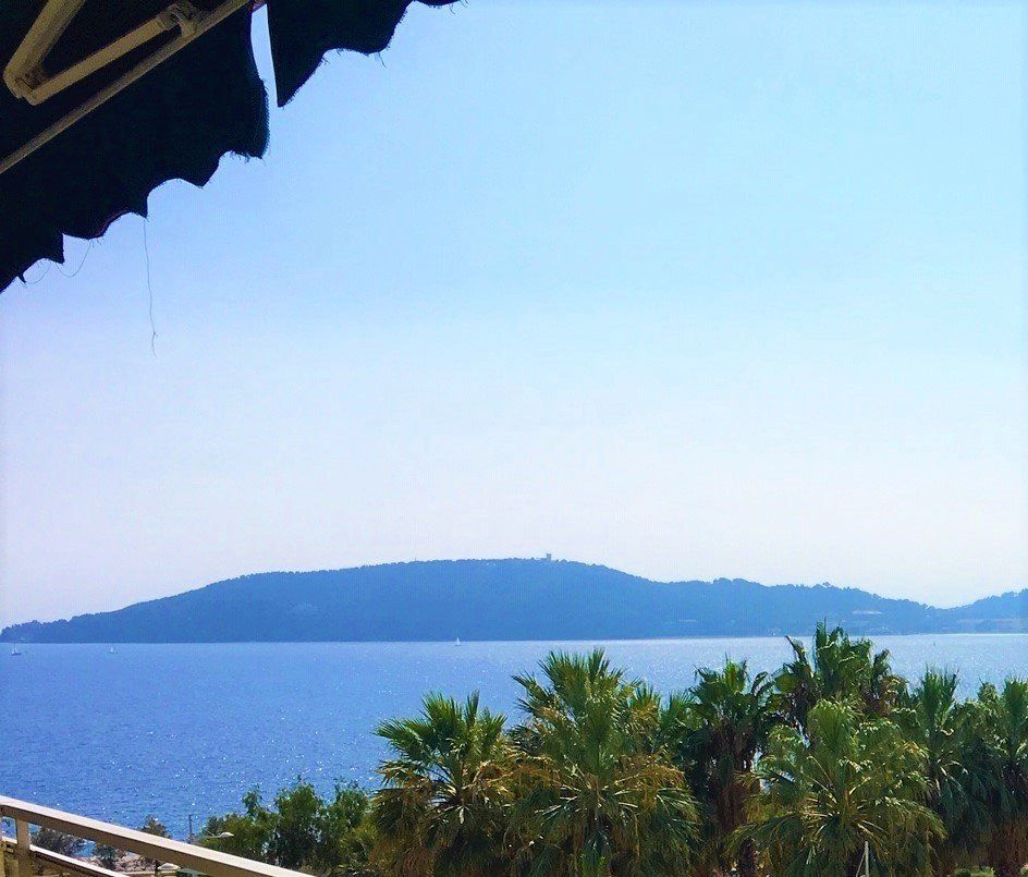 balcon vue mer depuis un appartement au mourillon et vue sur palmiers