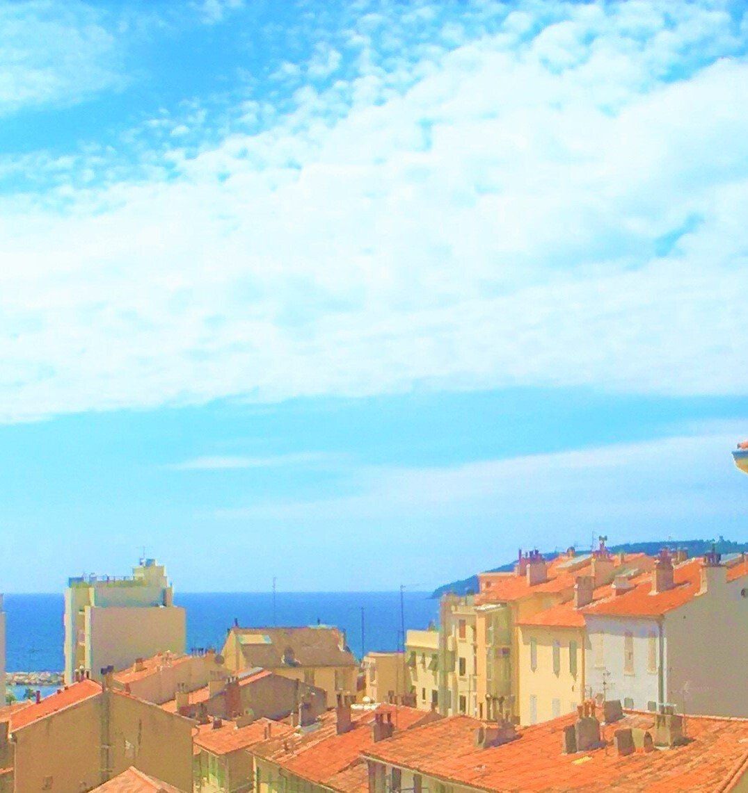 vue sur la mer et les toits