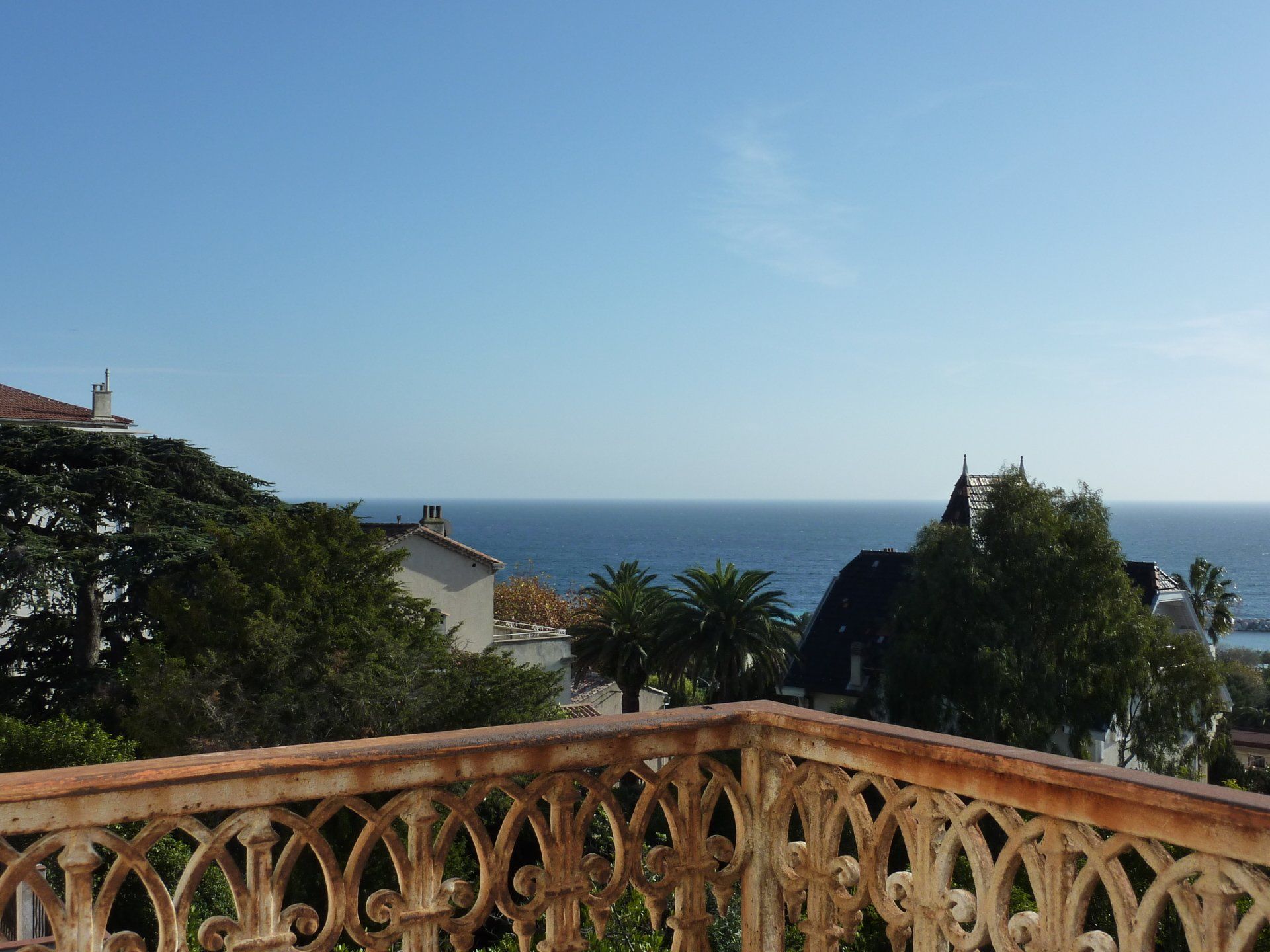 balcon en fer forgé vue mer d'une villa au mourillon à toulon