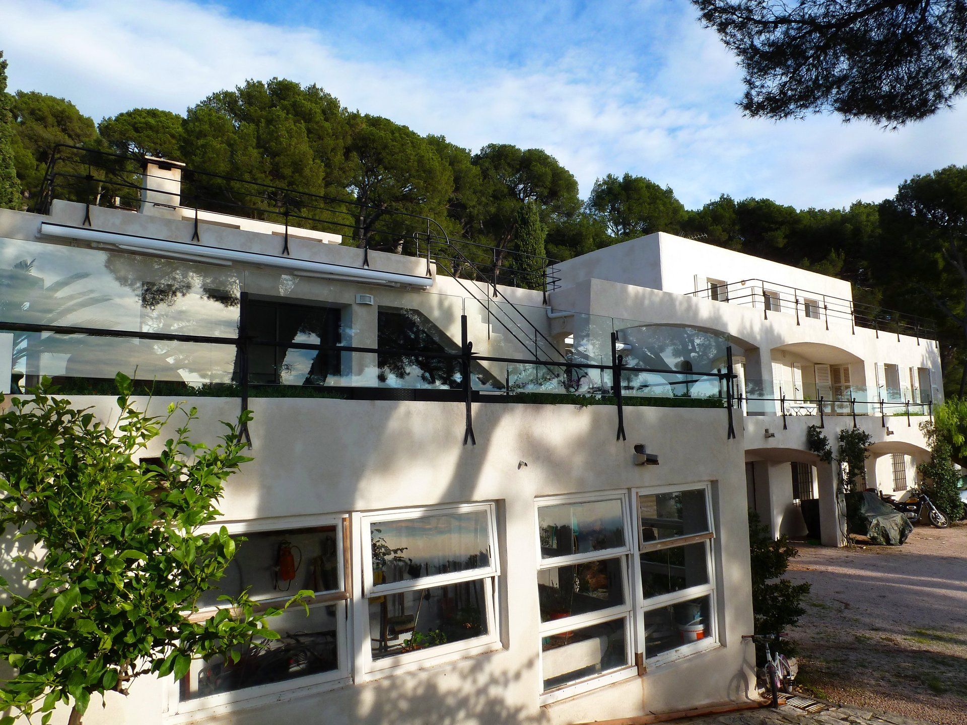 façade blanche avec fenêtres et terrasse d'une maison villa au faron à toulon
