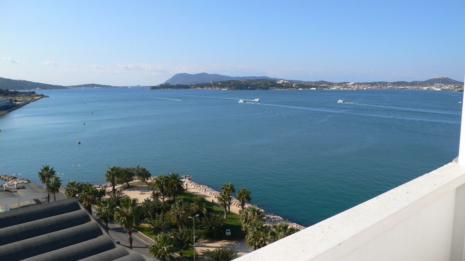 vue mer avec balcon blanc d'un appartement au mourillon à toulon