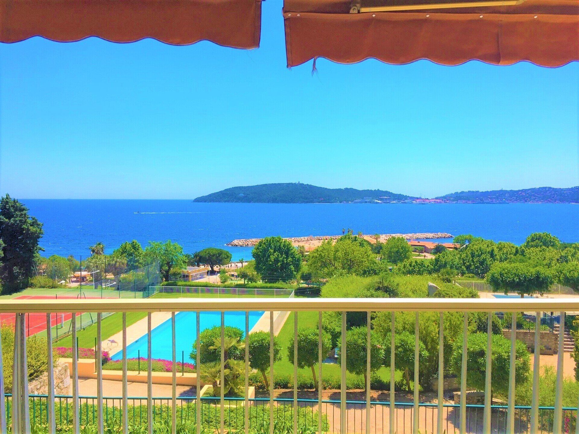 terrasse vue mer depuis un appartement au mourillon à toulon les roches immobilier