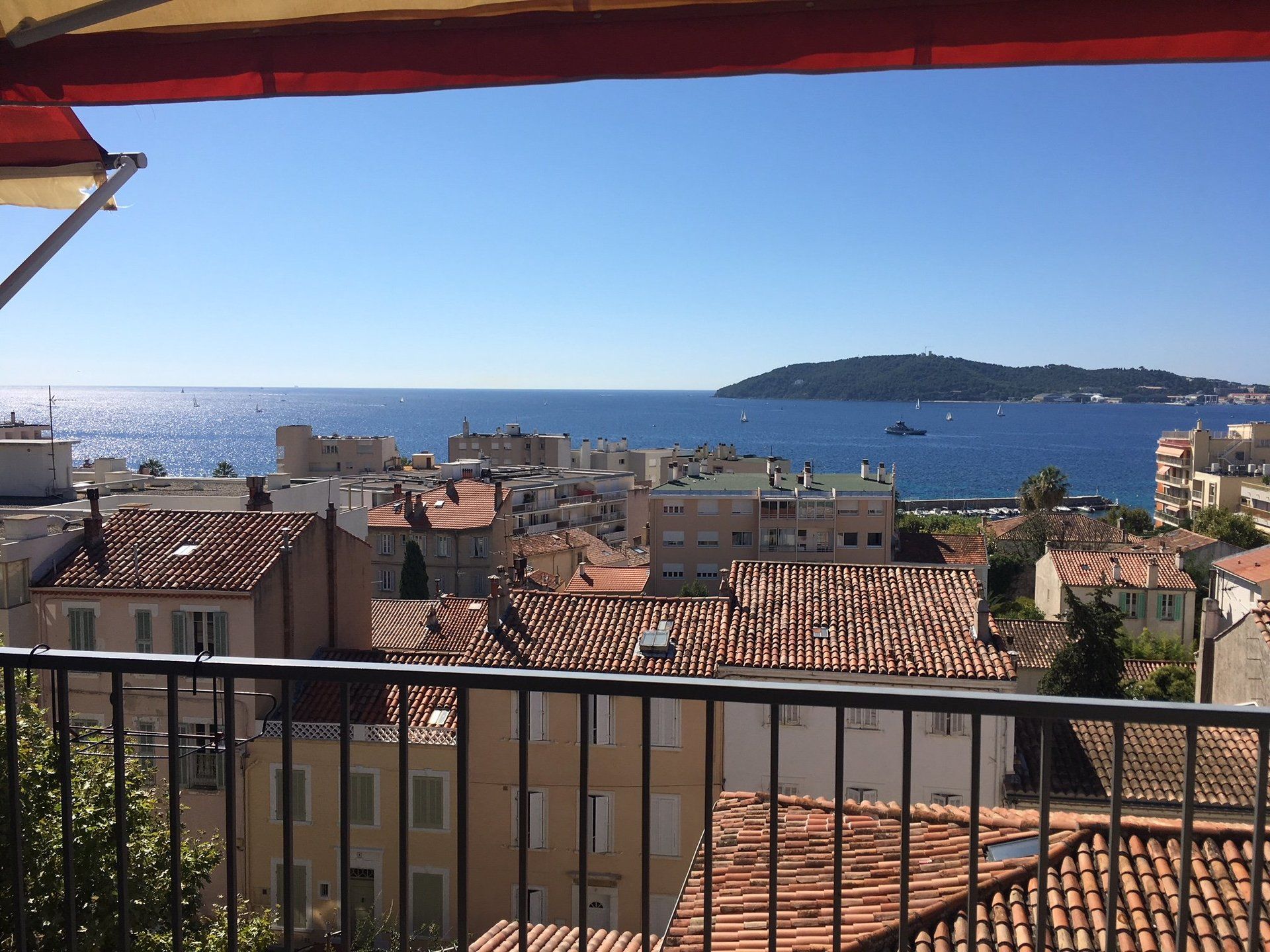 balcon vue mer d'un appartement au mourillon à toulon