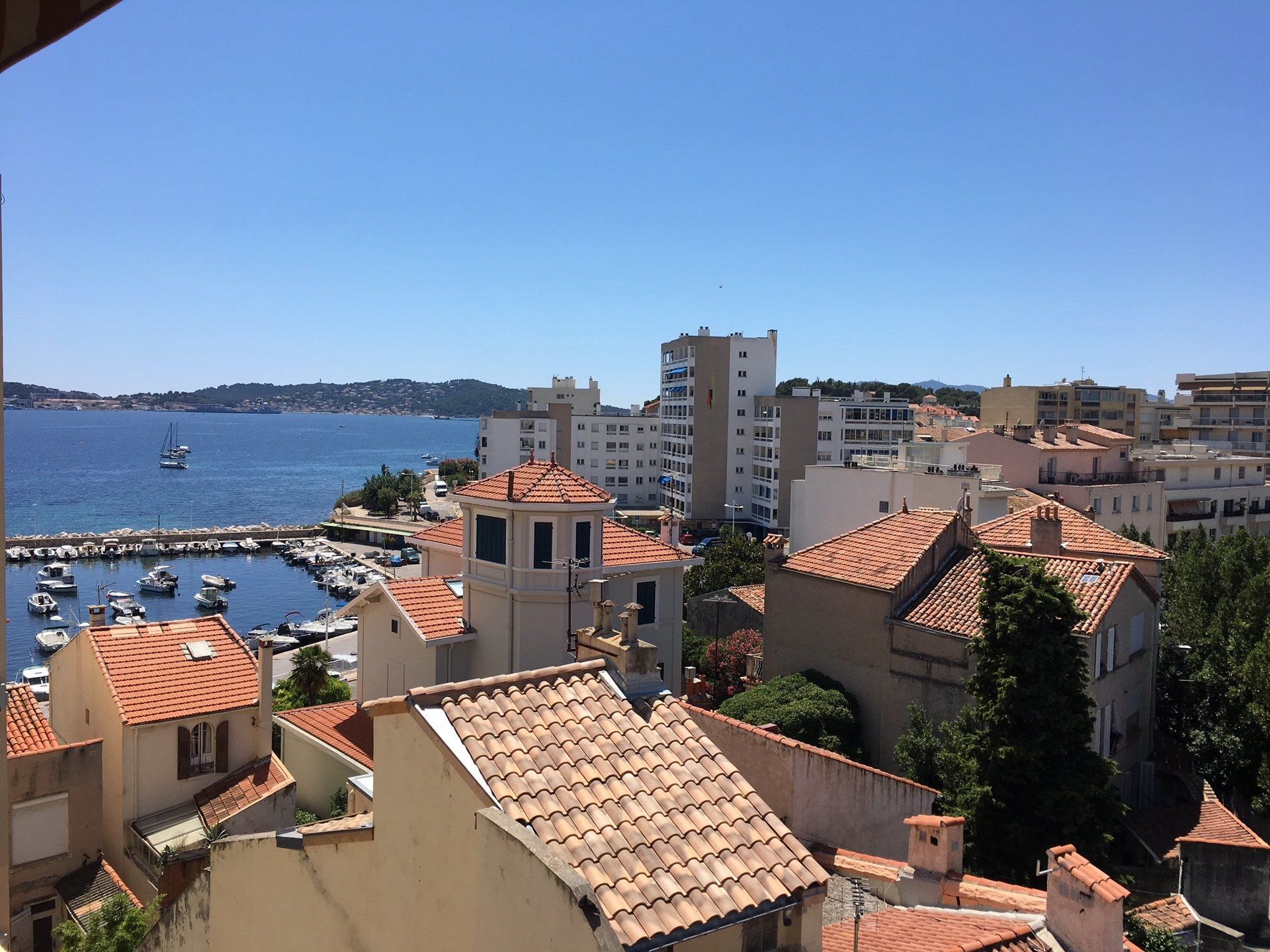 appartement avec vue mer port bateau toit maison mourillon