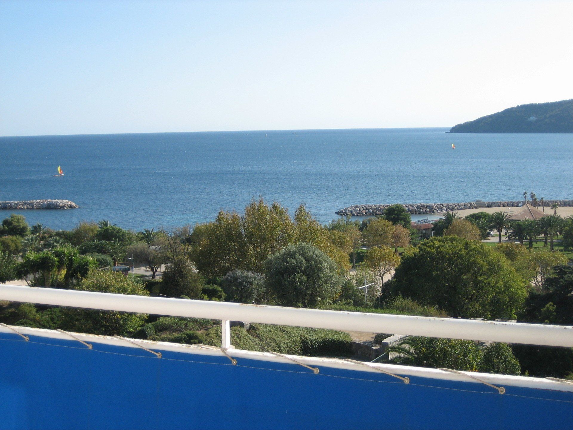 balcon vue mer avec bâche bleue d'un appartement au mourillon à toulon
