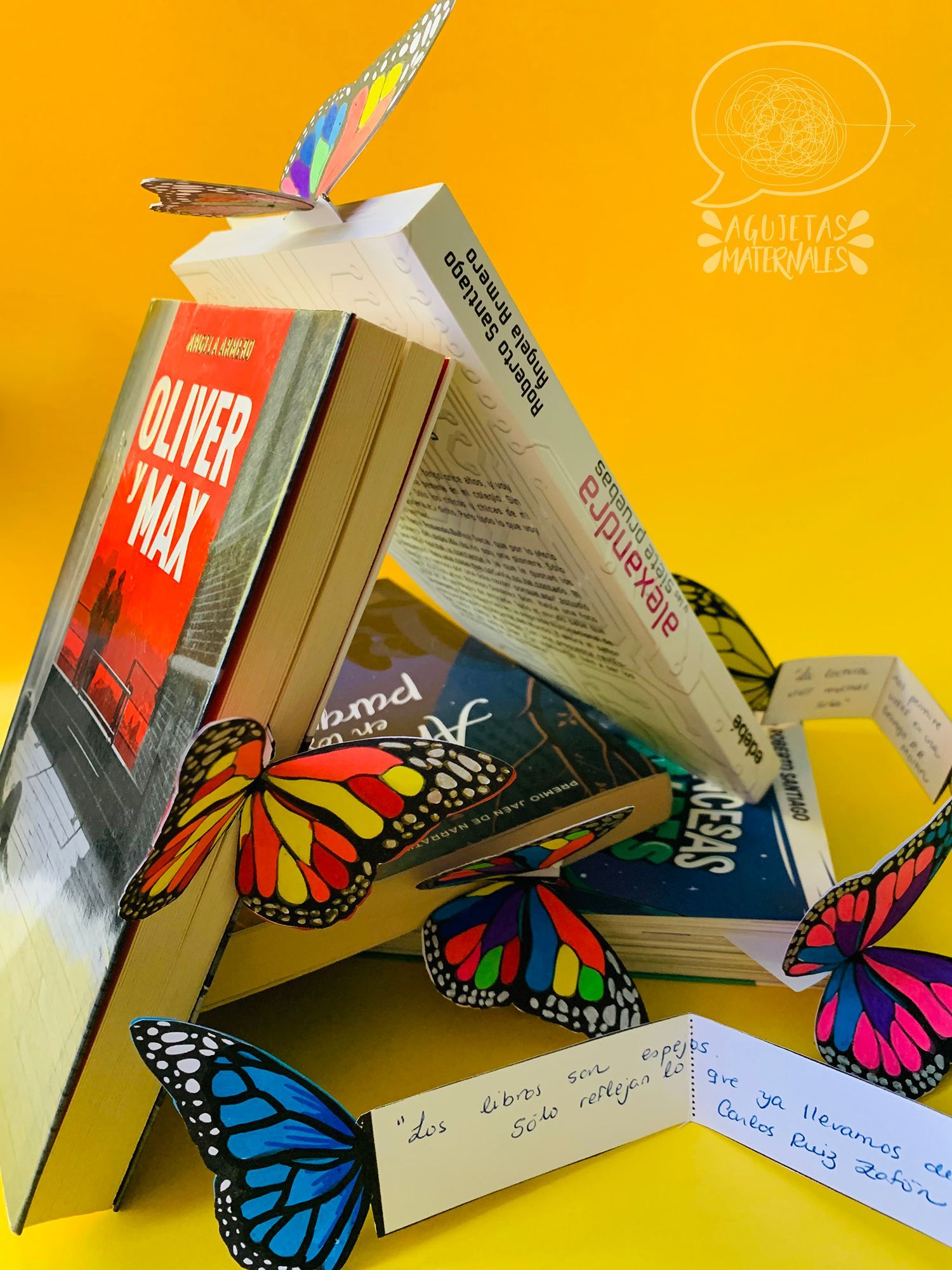 libros con coloridos marcapáginascon forma de mariposa