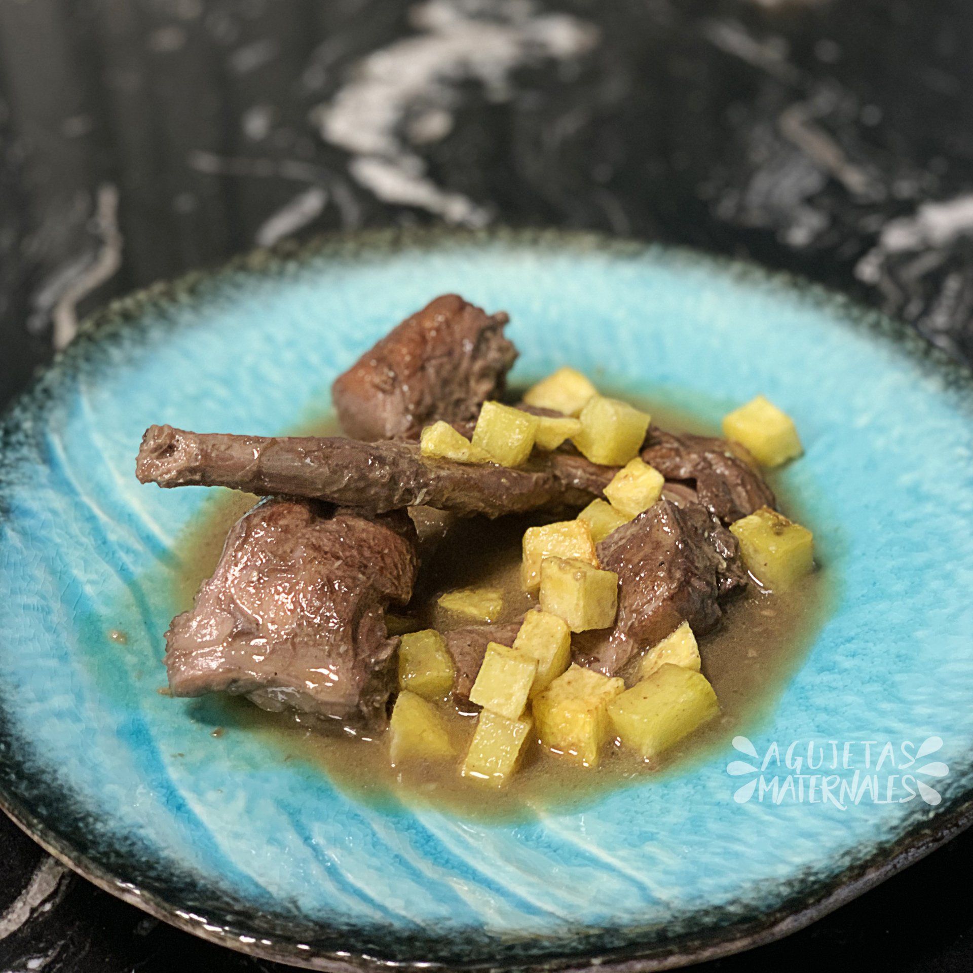 plato de conejo al ajillo con patatas