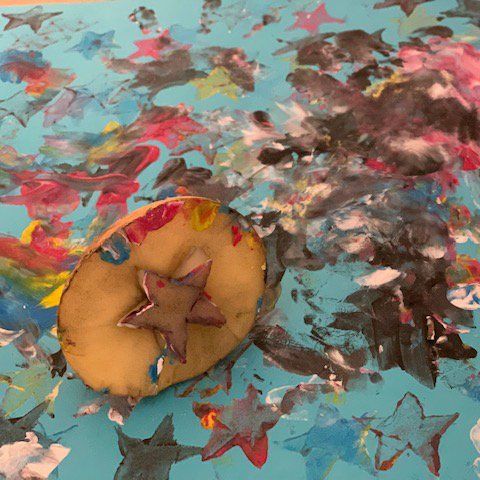 Taller para niños a partir de un año para aprender a hacer una pintura utilizando una patata como si fuera un sello