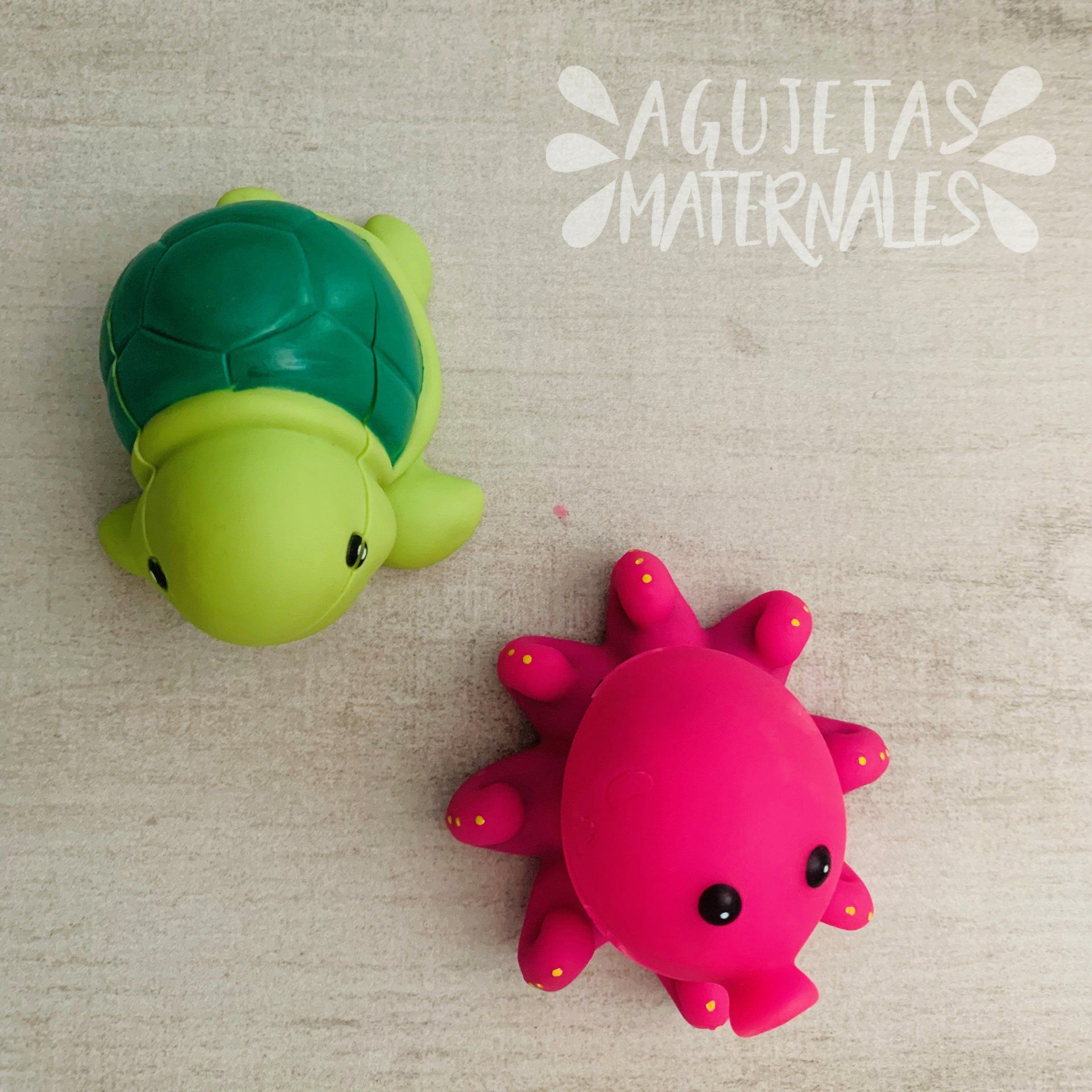 Juguetes de la bañera de los que expulsan agua por un orificio.