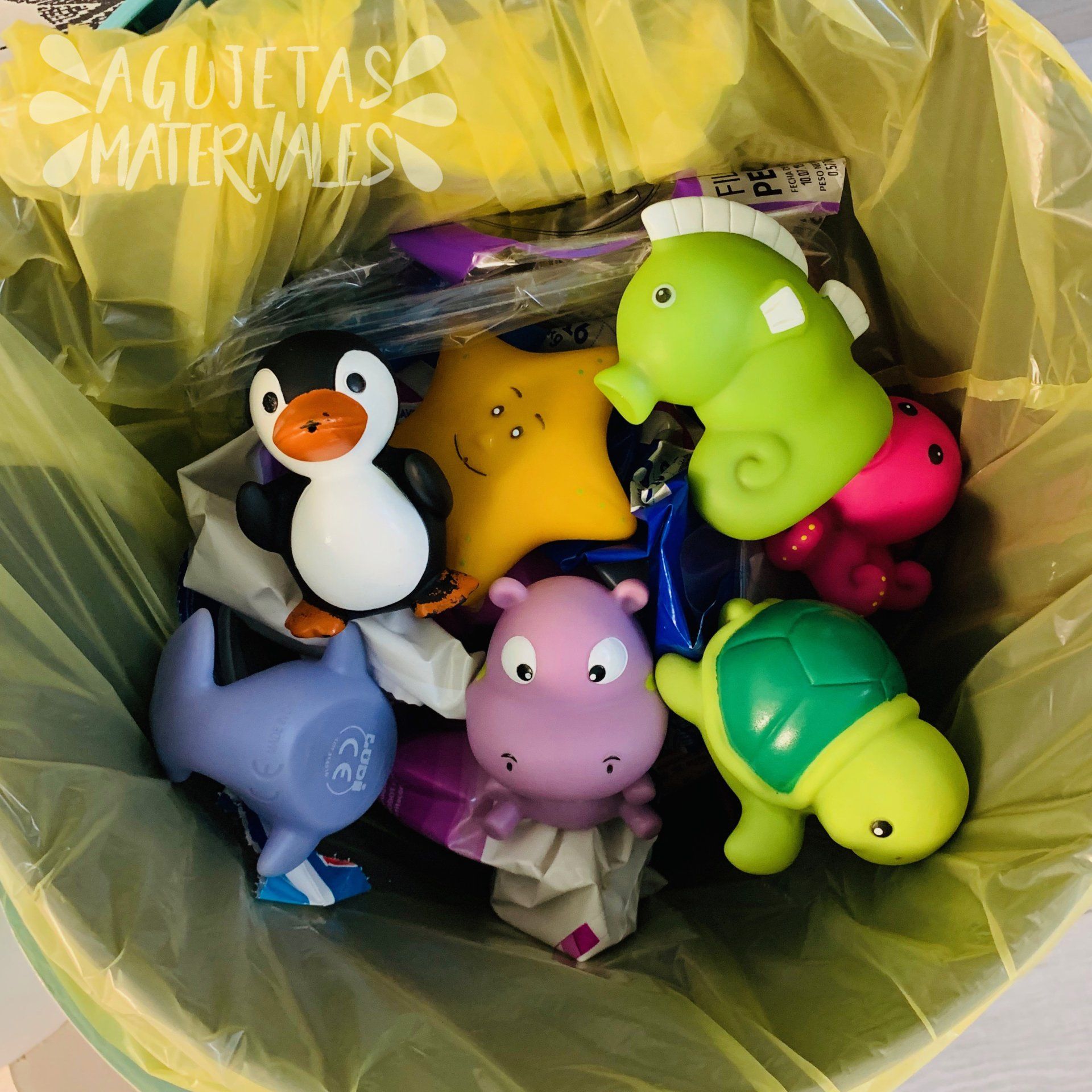 Juguetes de la bañera en el cubo de la basura.