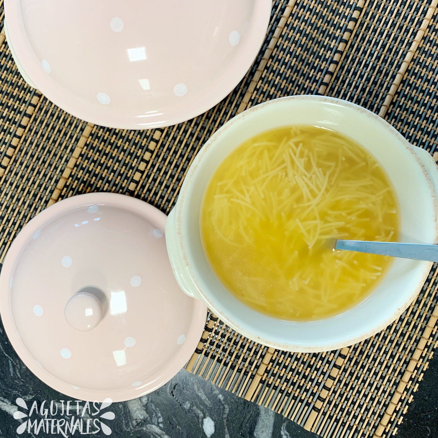 sopa con fideos en un cuenco