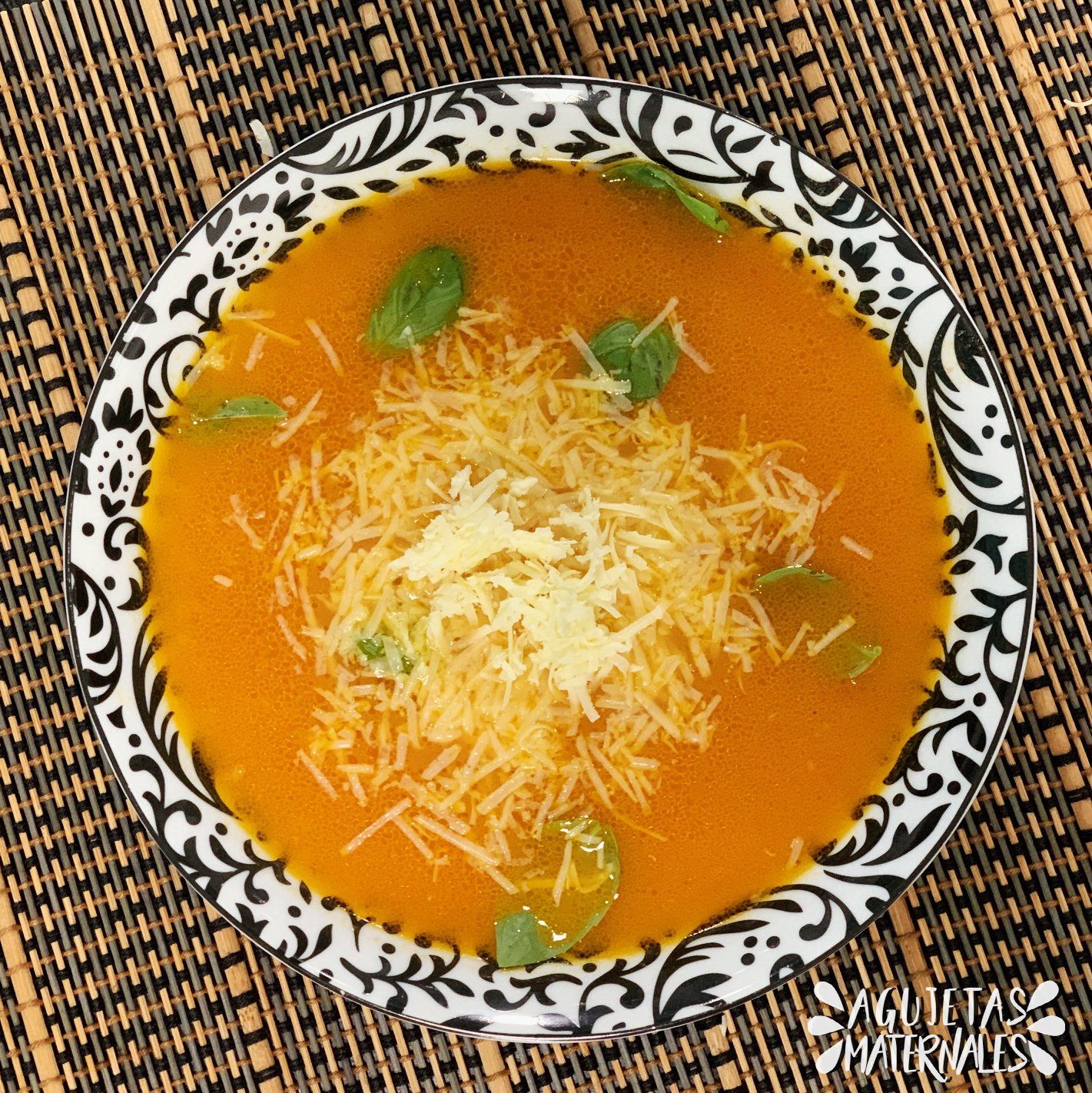 plato con sopa de tomate, albahaca y cheddar