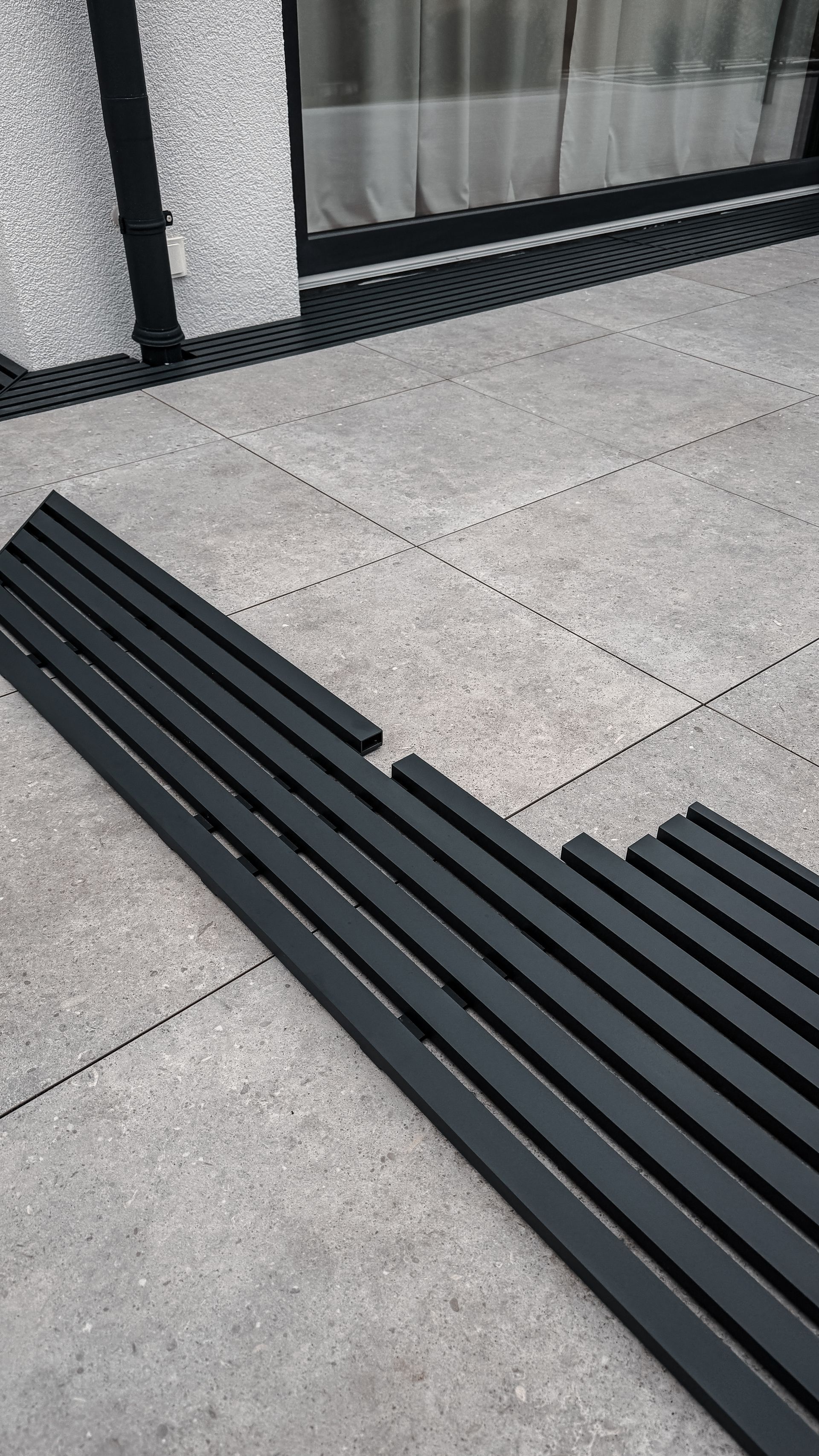 Individuell angepasste Gitterroste für moderne Fertighäuser
Maßgefertigtes Gitterrostsystem für ein modernes Fertighaus mit individuellen Ausschnitten für Fenster, Fassadenanschlüsse und Fallrohre. Verlegefertige Aluminium-Gitterroste mit passgenauer Konstruktion für Terrasse und Hauseingang.