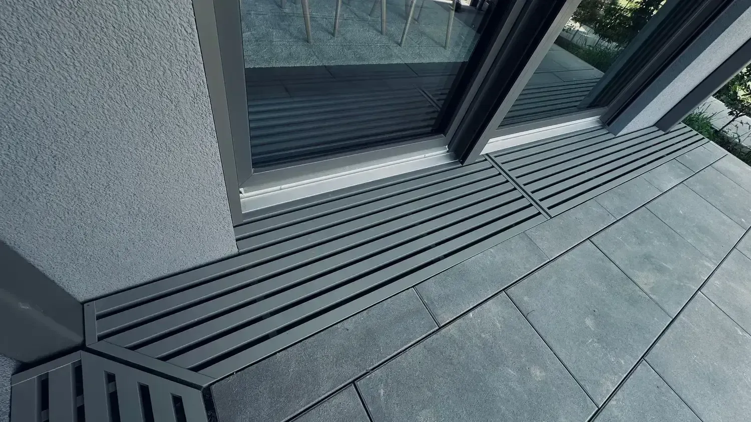 Graue Gitterroste auf einer Terrasse verlegt