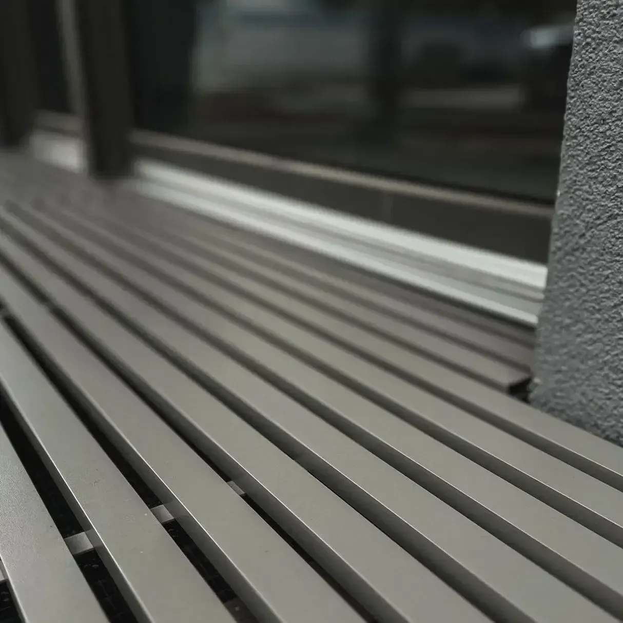 Gitterroste verlegt auf einer Terrase eines Fertighauses