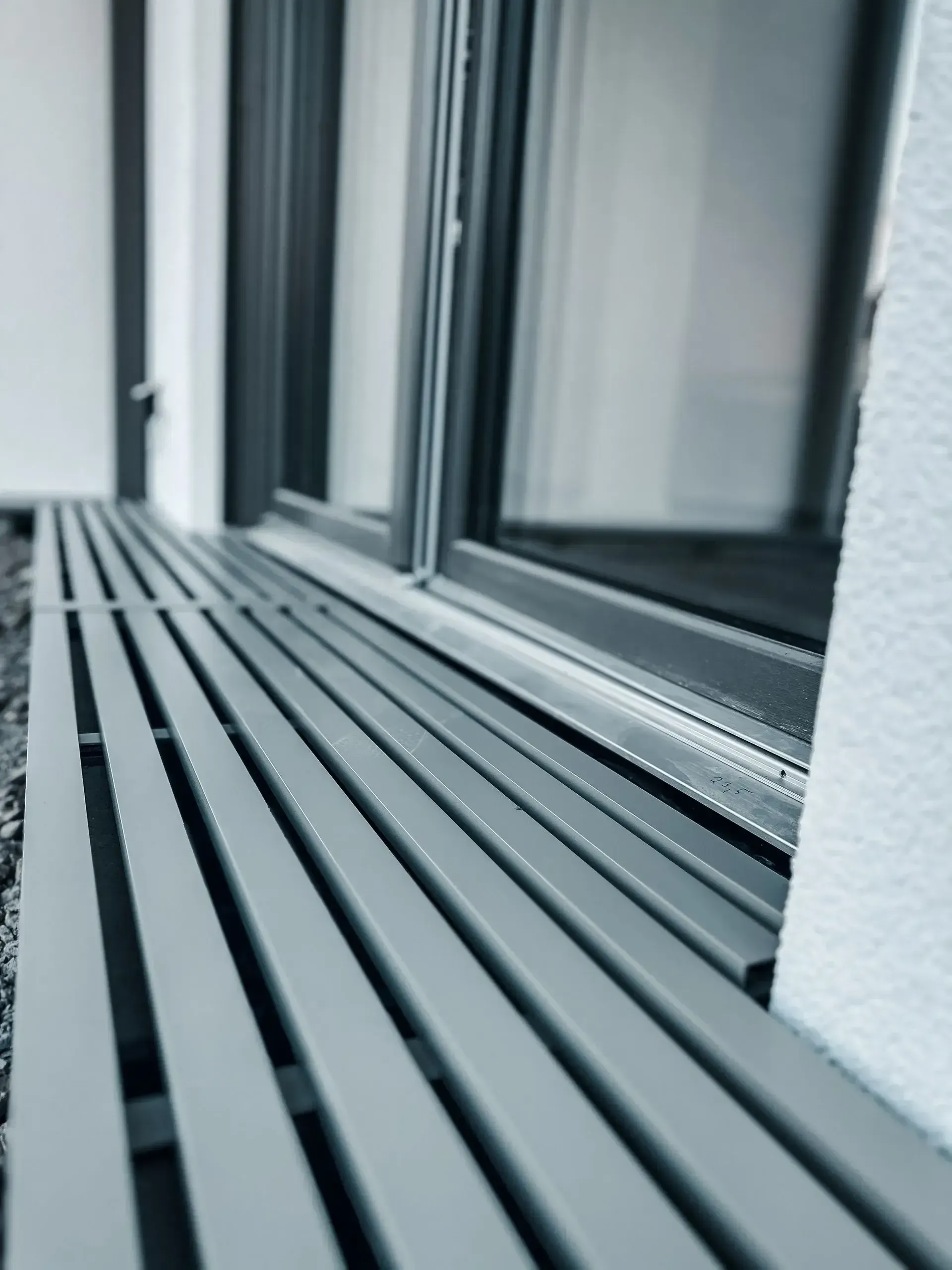 Nahaufnahme der Gitterroste auf einer Terrasse in grau