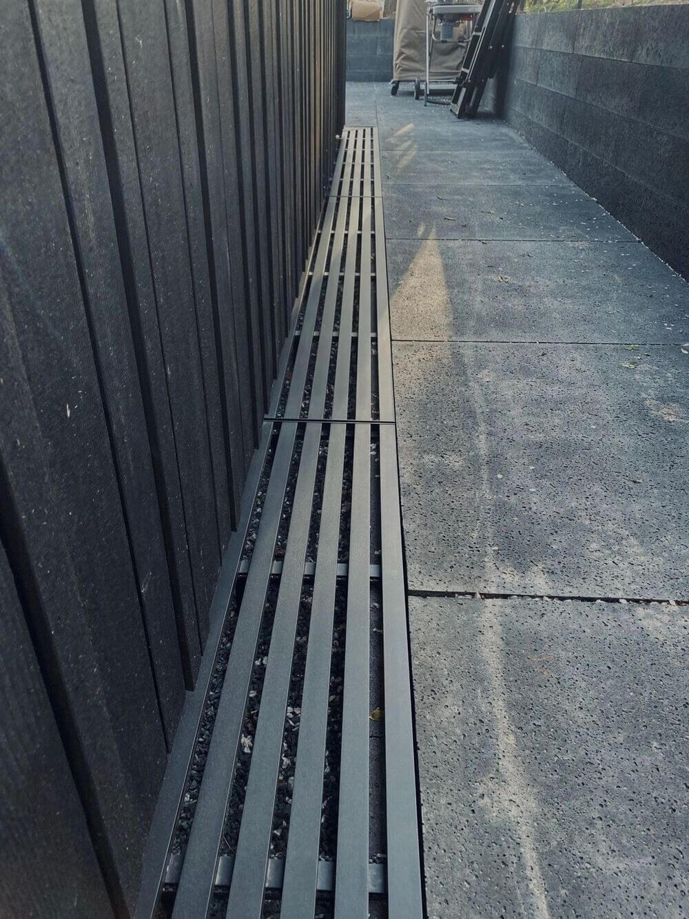 Gitterrost, das als Lüftungsschacht am Fertighaus genutzt wird