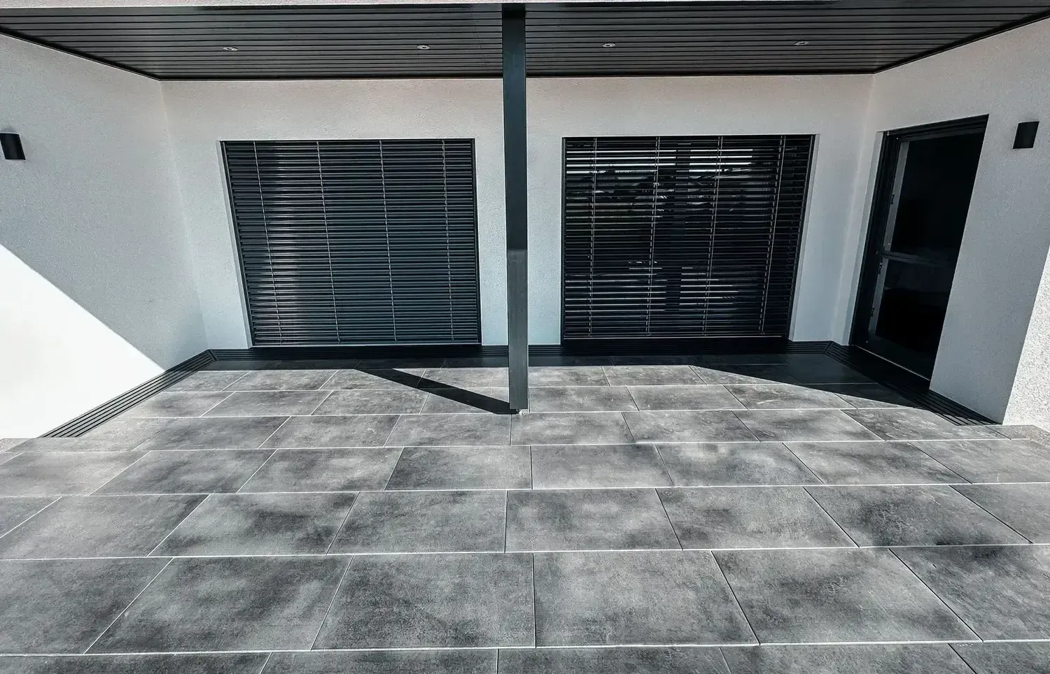 Terrasse von einem Fertighaus mit Design Gitterrosten in anthrazit