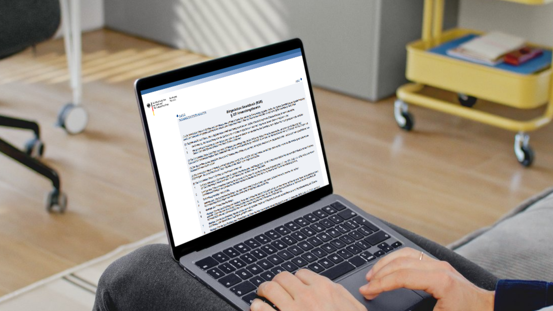 Das Bild zeigt einen geöffneten Laptop, der im Browser www.gesetze-im-internet.de und dort § 327 BGB anzeigt.