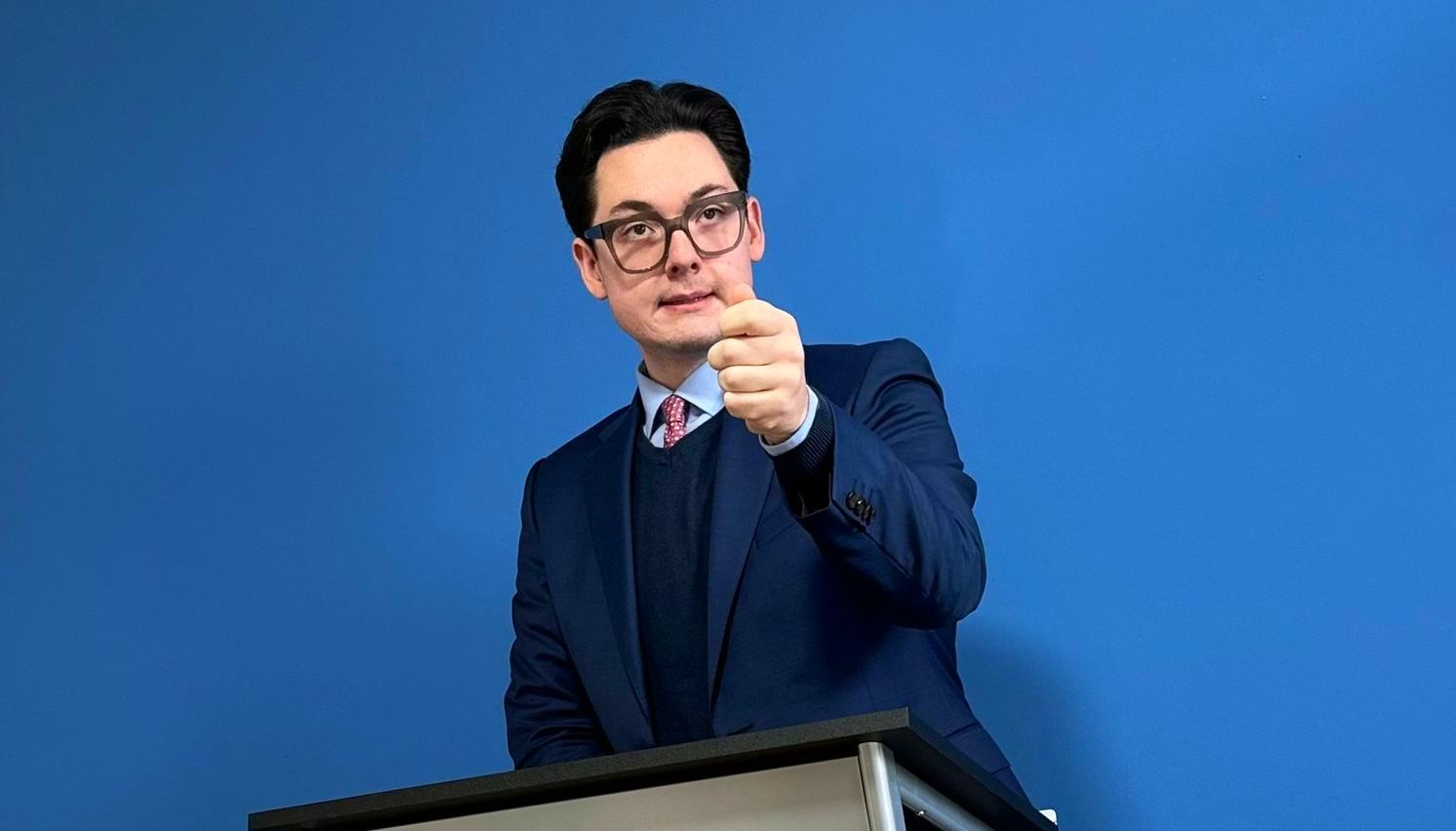 Das Bild zeigt ein Tablet auf einem Holztisch mit dem gelben Schriftzug Cookie-Banner und zwei auf dem Tablet liegende Kekse (im Englischen: Cookies).