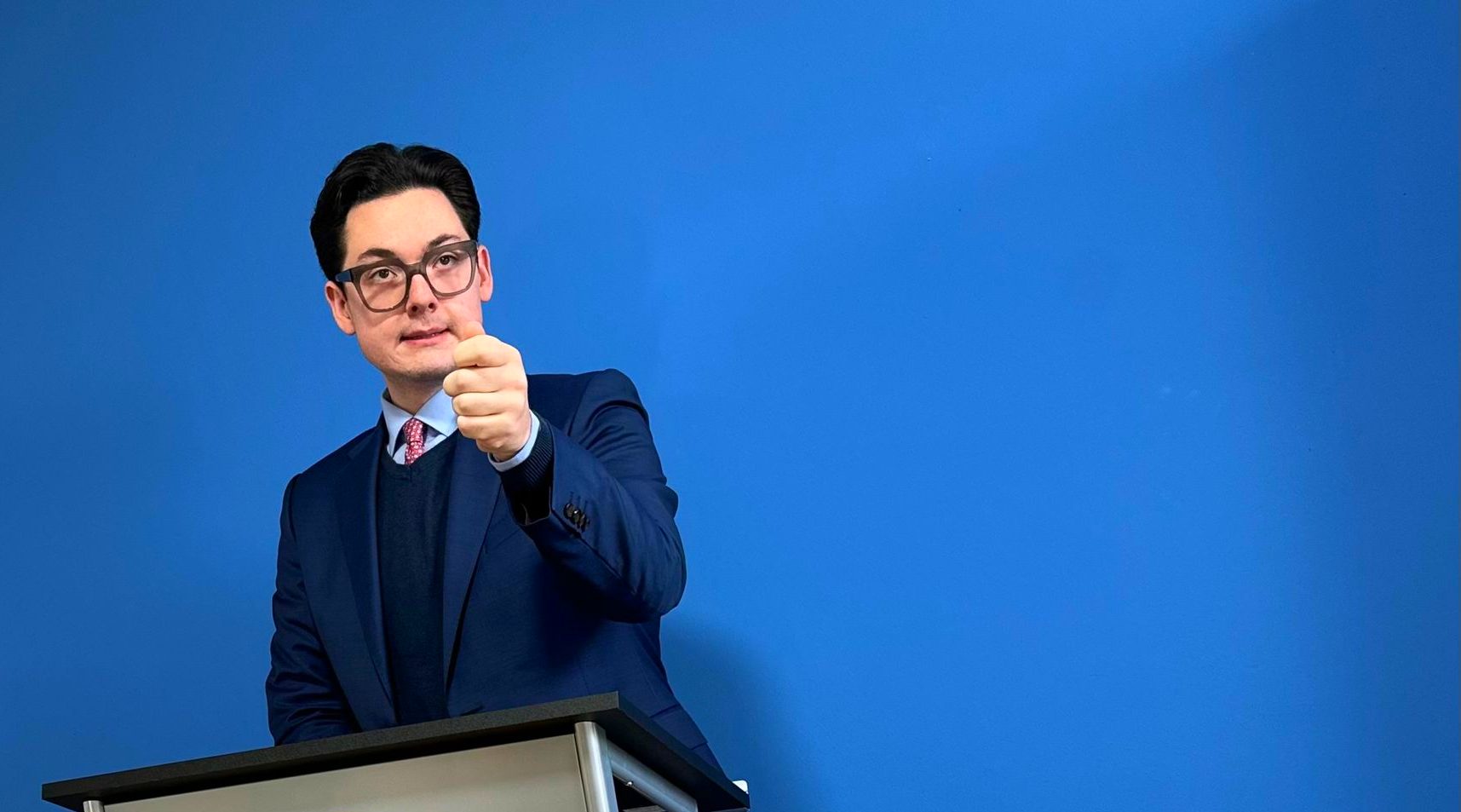 Das Bild zeigt ein Tablet auf einem Holztisch mit dem gelben Schriftzug Cookie-Banner und zwei auf dem Tablet liegende Kekse (im Englischen: Cookies).