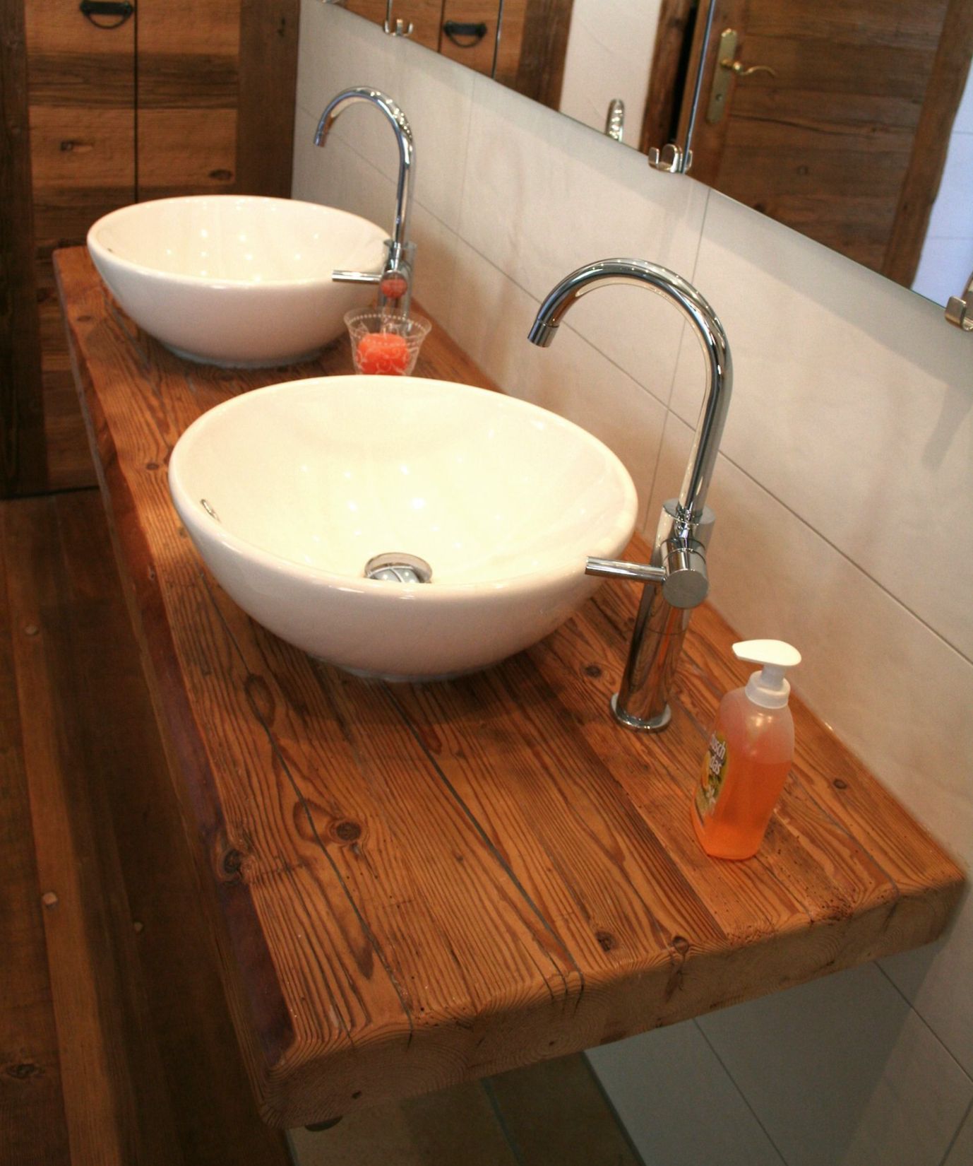 Waschtischplatte von woodesign Waschtischplatte aus Altholz mit zwei Waschbecken und Handtuchstange aus Edelstahl