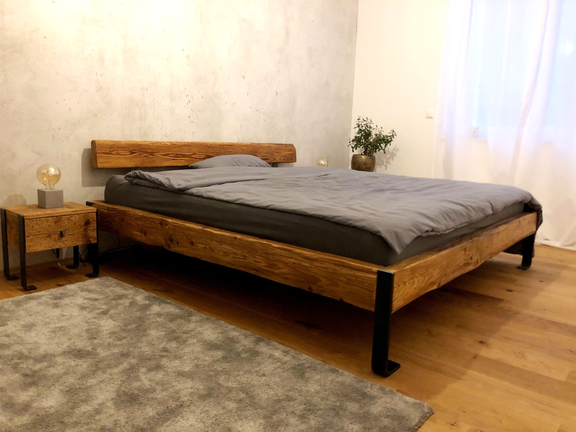 Massivholz Bett aus Altholz mit Füßen aus rohem Flachstahl