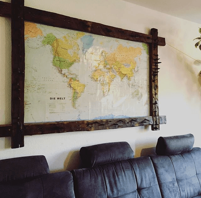 Bilderrahmen aus Altholz mit Weltkarte