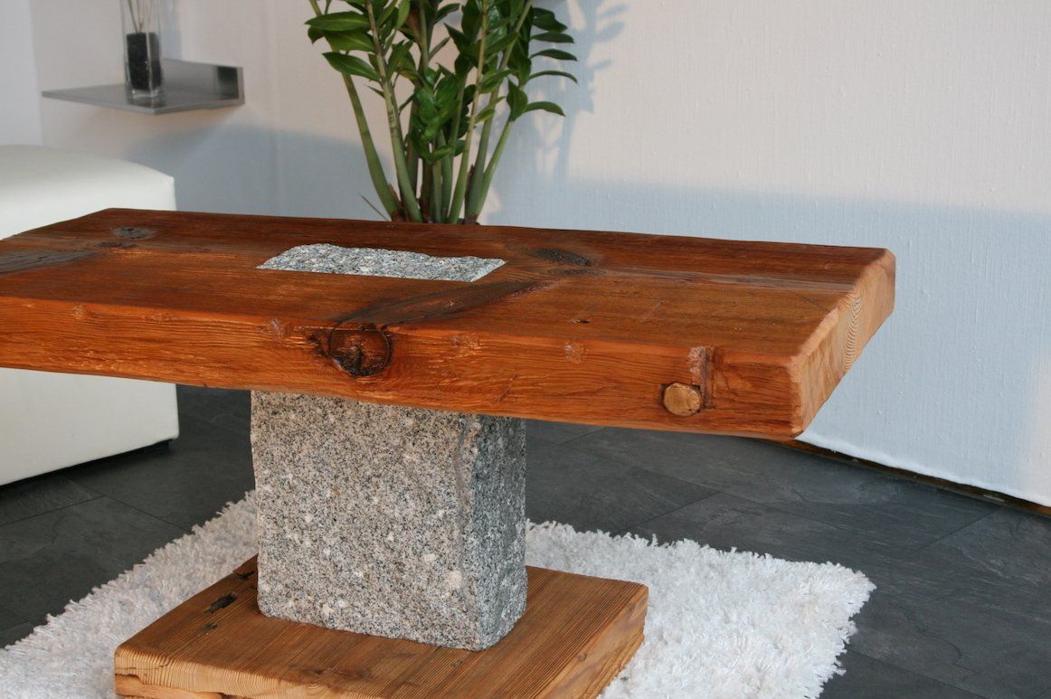 Holz Couchtisch aus Altholz und Granit  Granit in der Tischplatte sichtbar