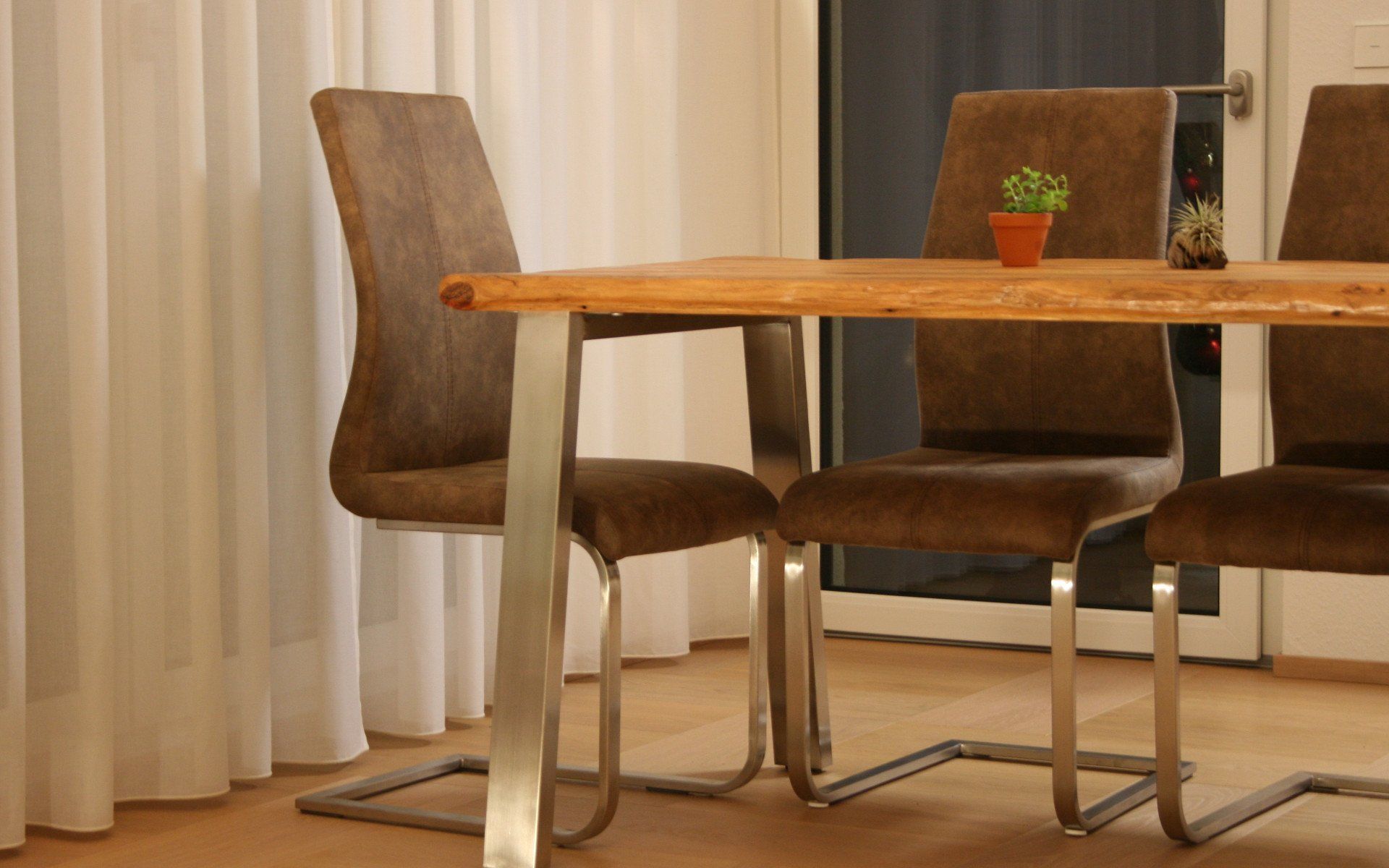 Moderner Massivholz Esstisch aus Altholz mit Beinen aus Edelstahl